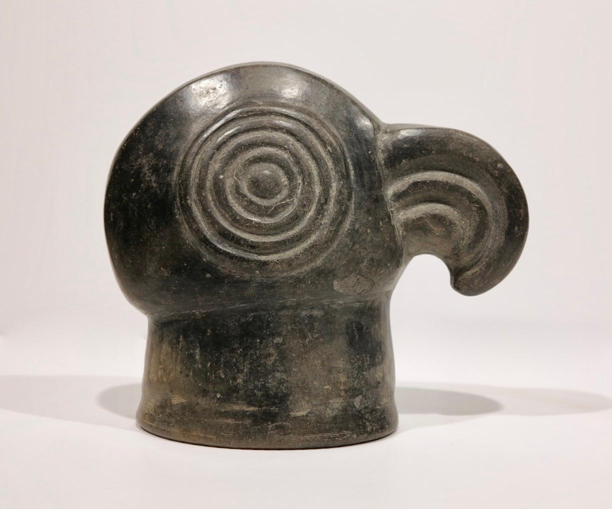 Superbe élément figuratif d'oiseau exotique avec plateforme. Chimu Inca, Pérou, vers 1500. Grès noir poli, mesure h.5 3/8 x l. 6.25 x l. 2.75 pouces. Quelques éclats sur le bord et sur la joue inférieure gauche comme illustré dans les photos de