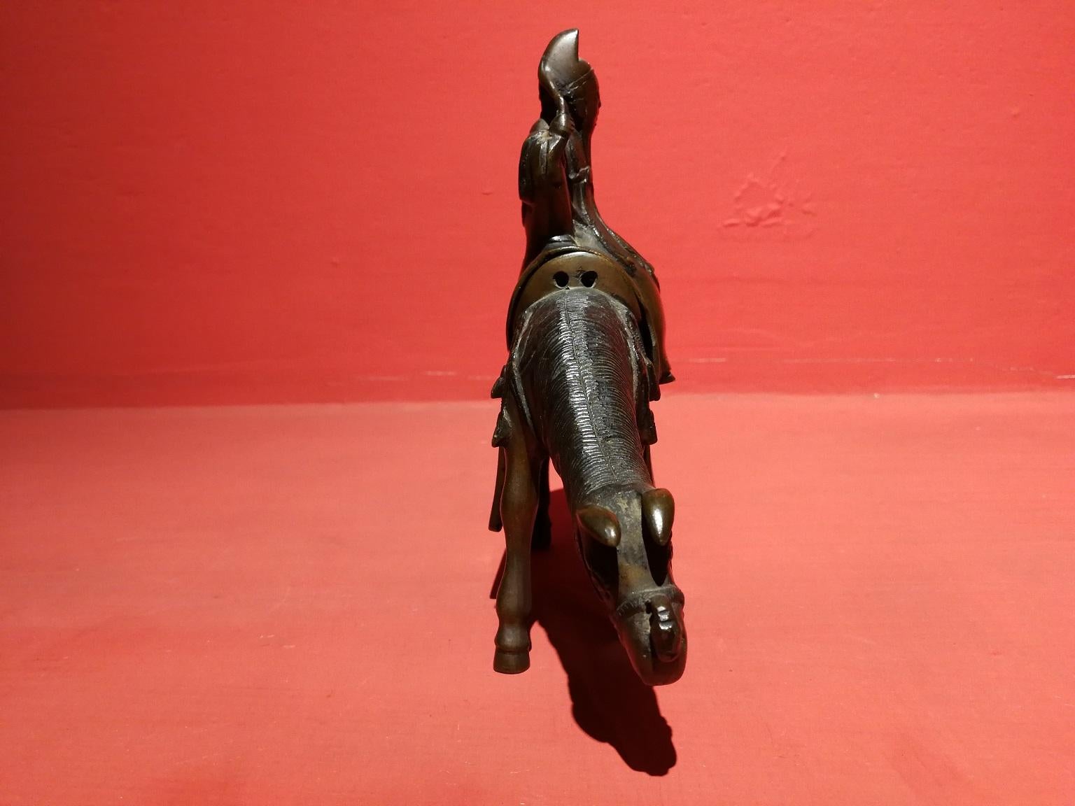 Bronze chinois brûlant des parfums 18 siècle - Sculpture de Unknown