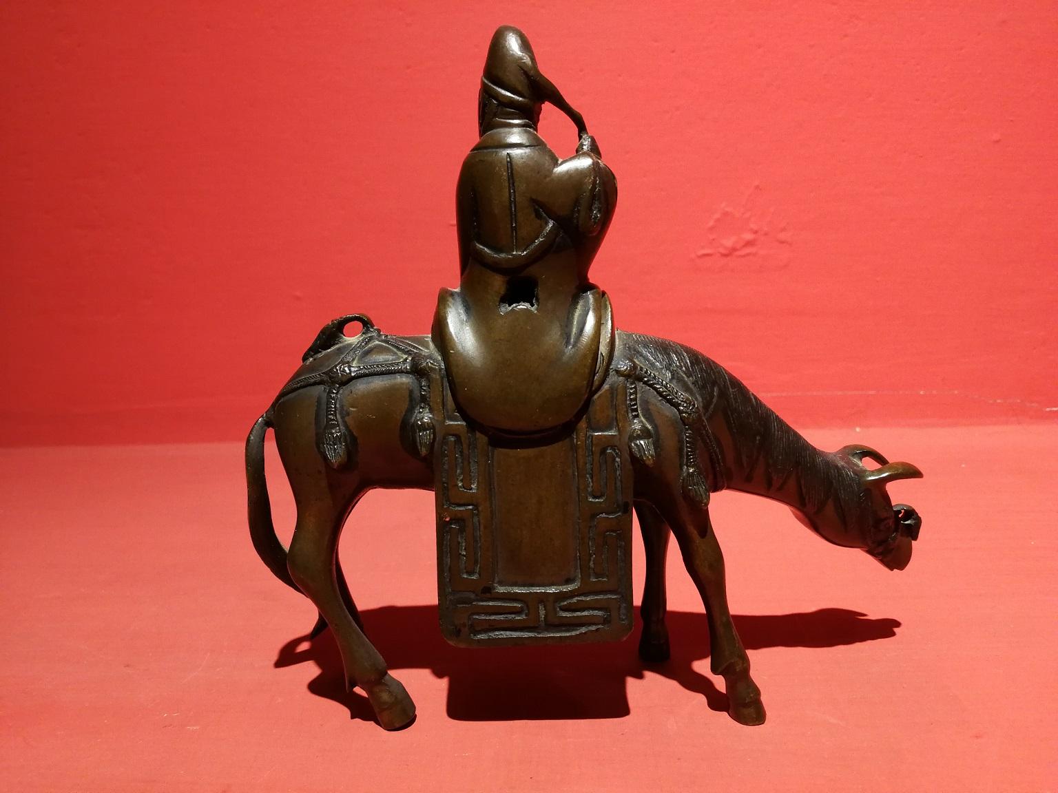 Bronze chinois brûlant des parfums 18 siècle - Or Figurative Sculpture par Unknown