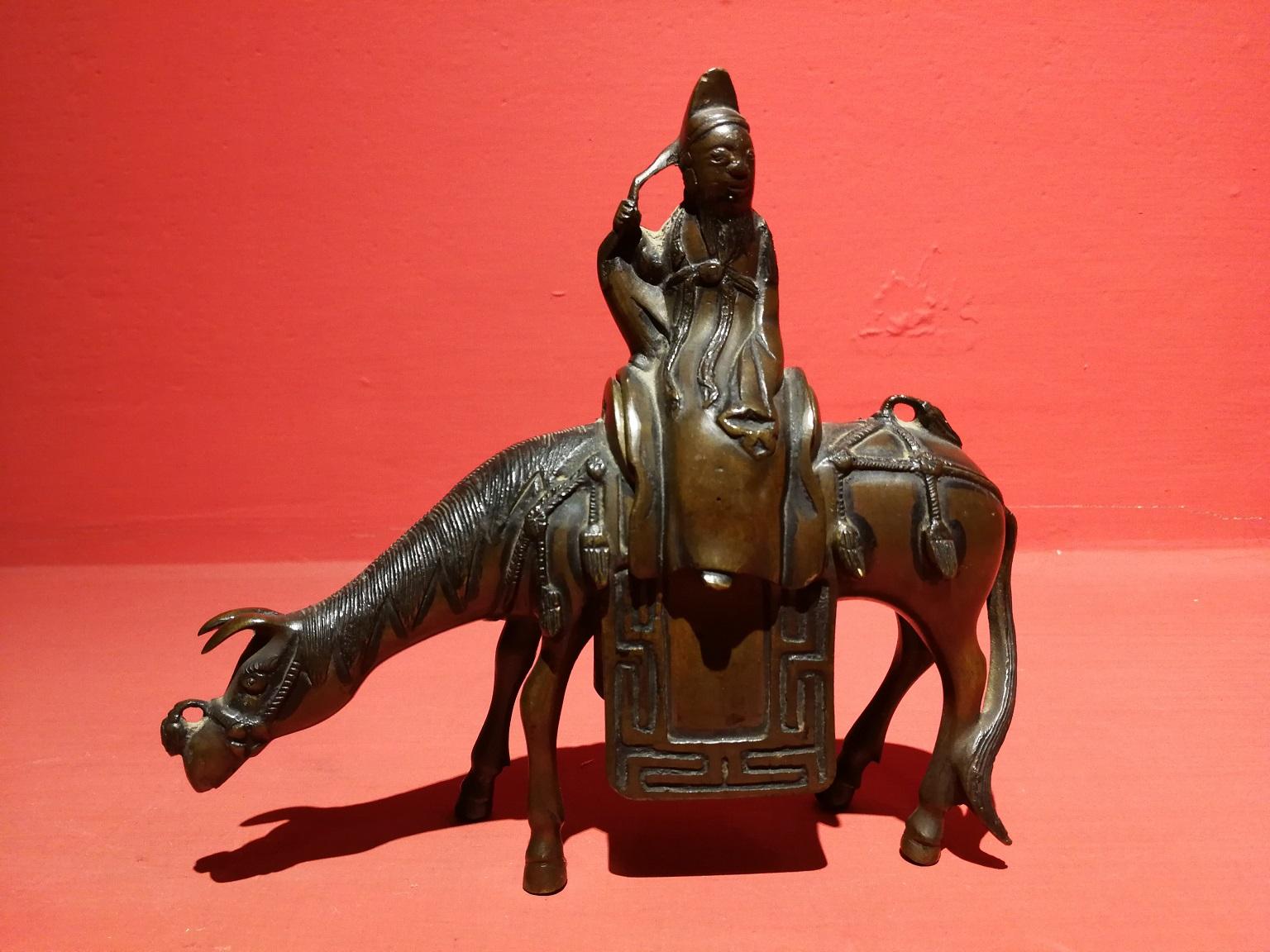 Unknown Figurative Sculpture – Chinesische Bronze brennende Düfte 18 Jahrhundert
