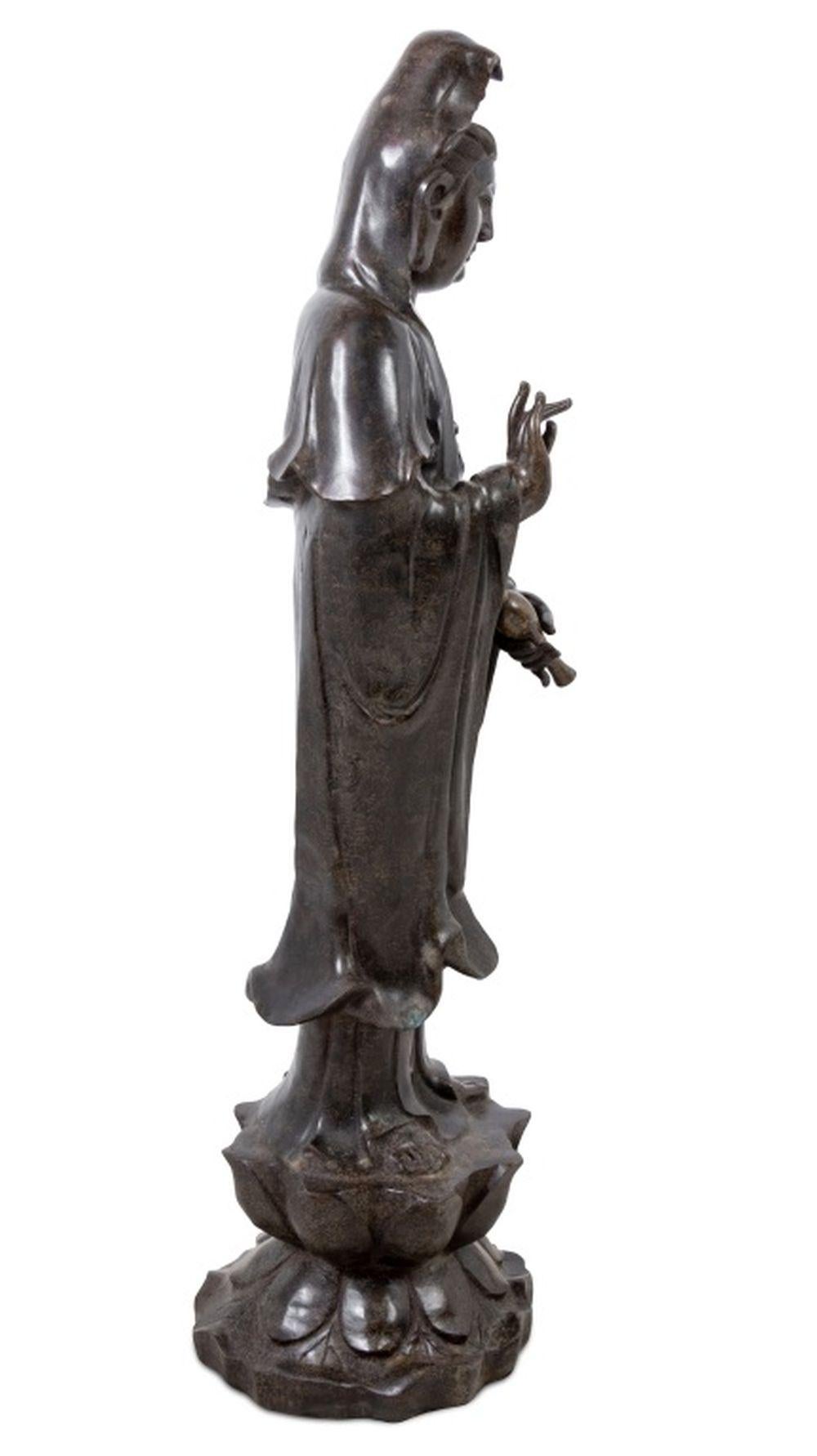 Scultura cinese in bronzo patinato di Guanyin - Sculpture Qing di Unknown