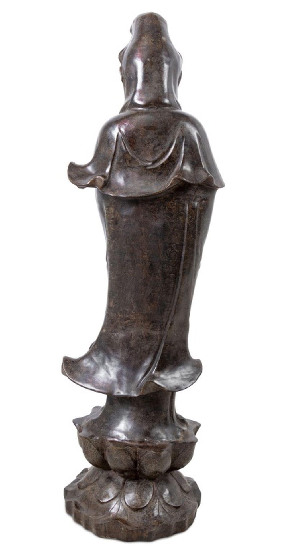 Scultura cinese in bronzo patinato di Guanyin - Figurative Sculpture Oro di Unknown