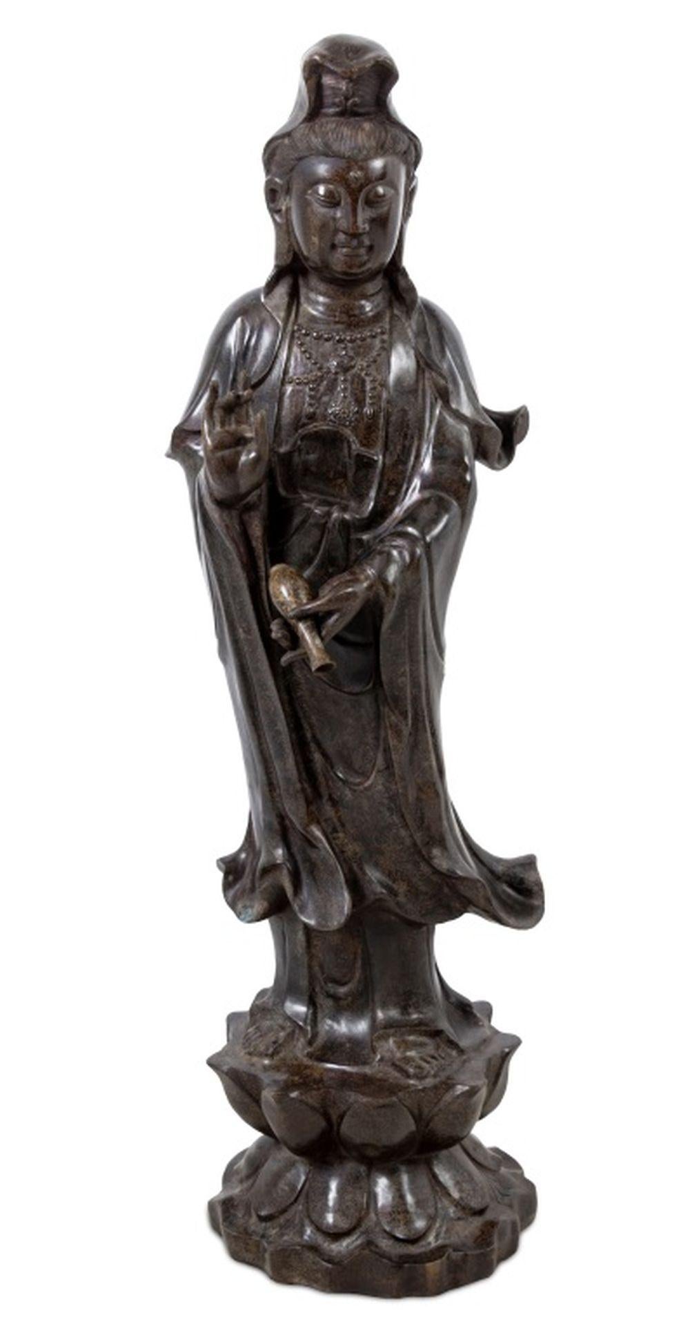Escultura china Guanyin de bronce patinado