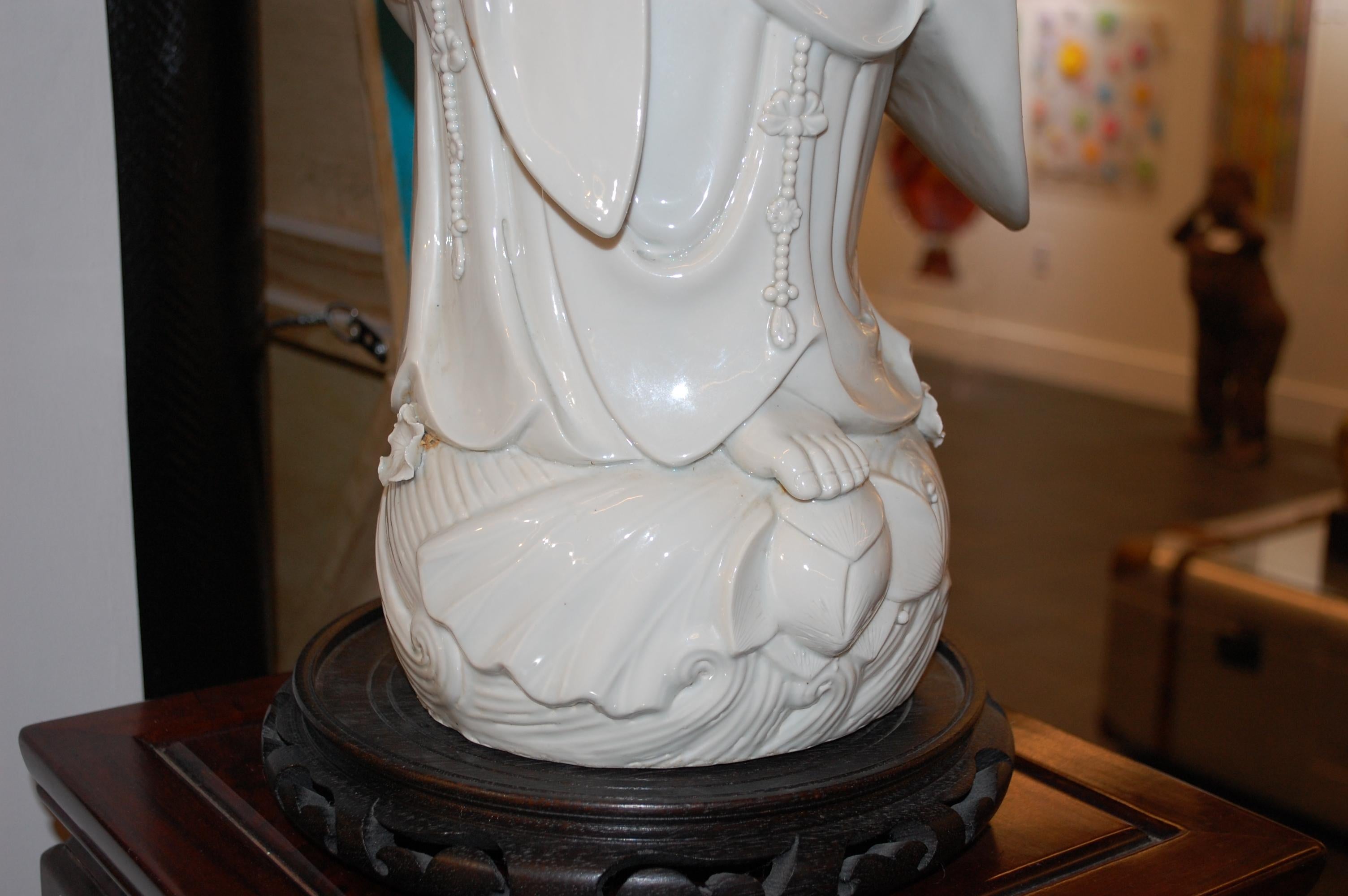 Grande figurine de Kwan Yin en porcelaine Dehua Blanc de Chine de 35