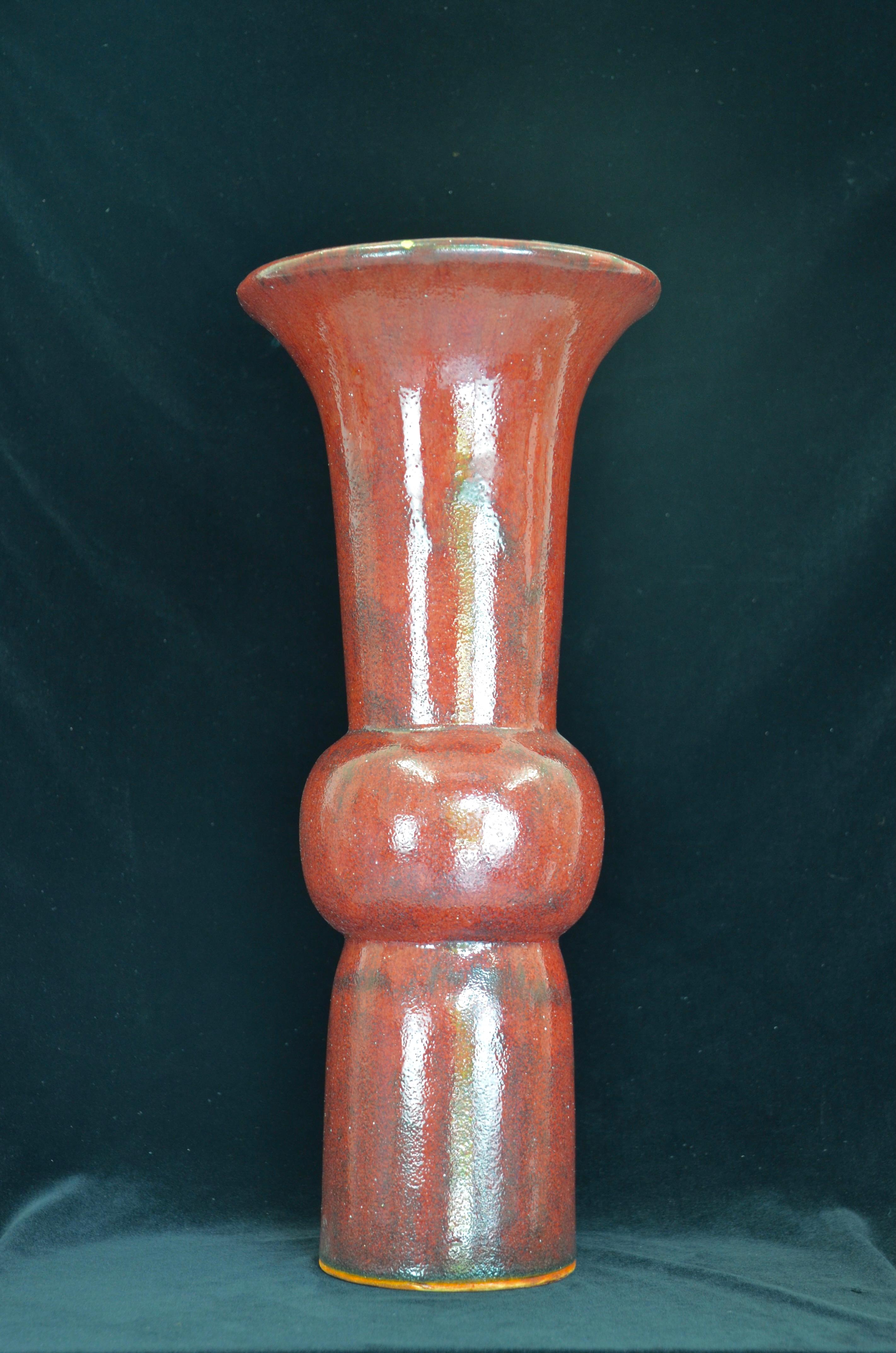 Vase chinois en forme de guépard Sang de Beouf - Moderne Sculpture par Unknown