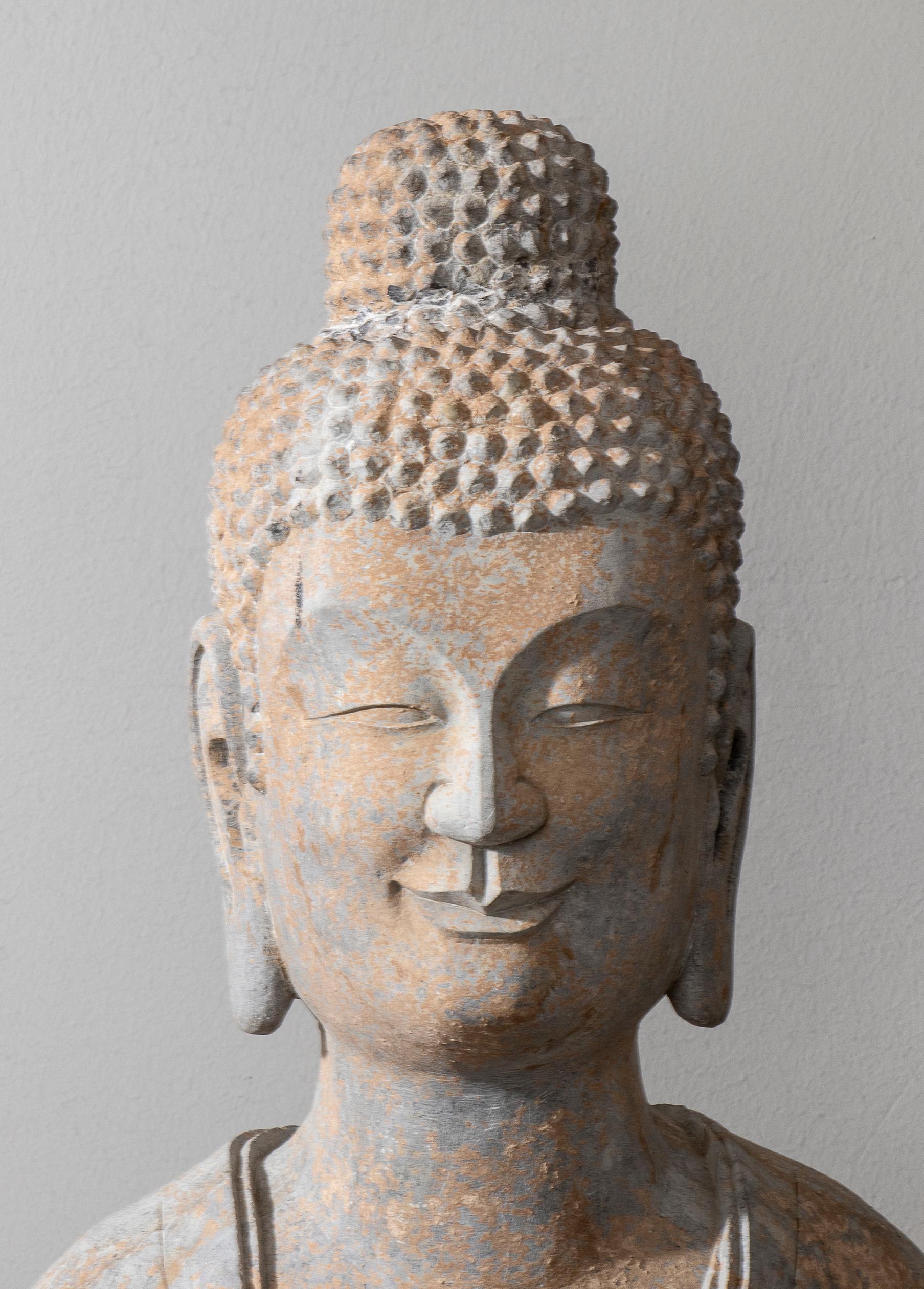 Sculpture chinoise en pierre de Bhudda dans les Dynasties Tang et Wei dans le style Abhayamudrā - Gris Figurative Sculpture par Unknown