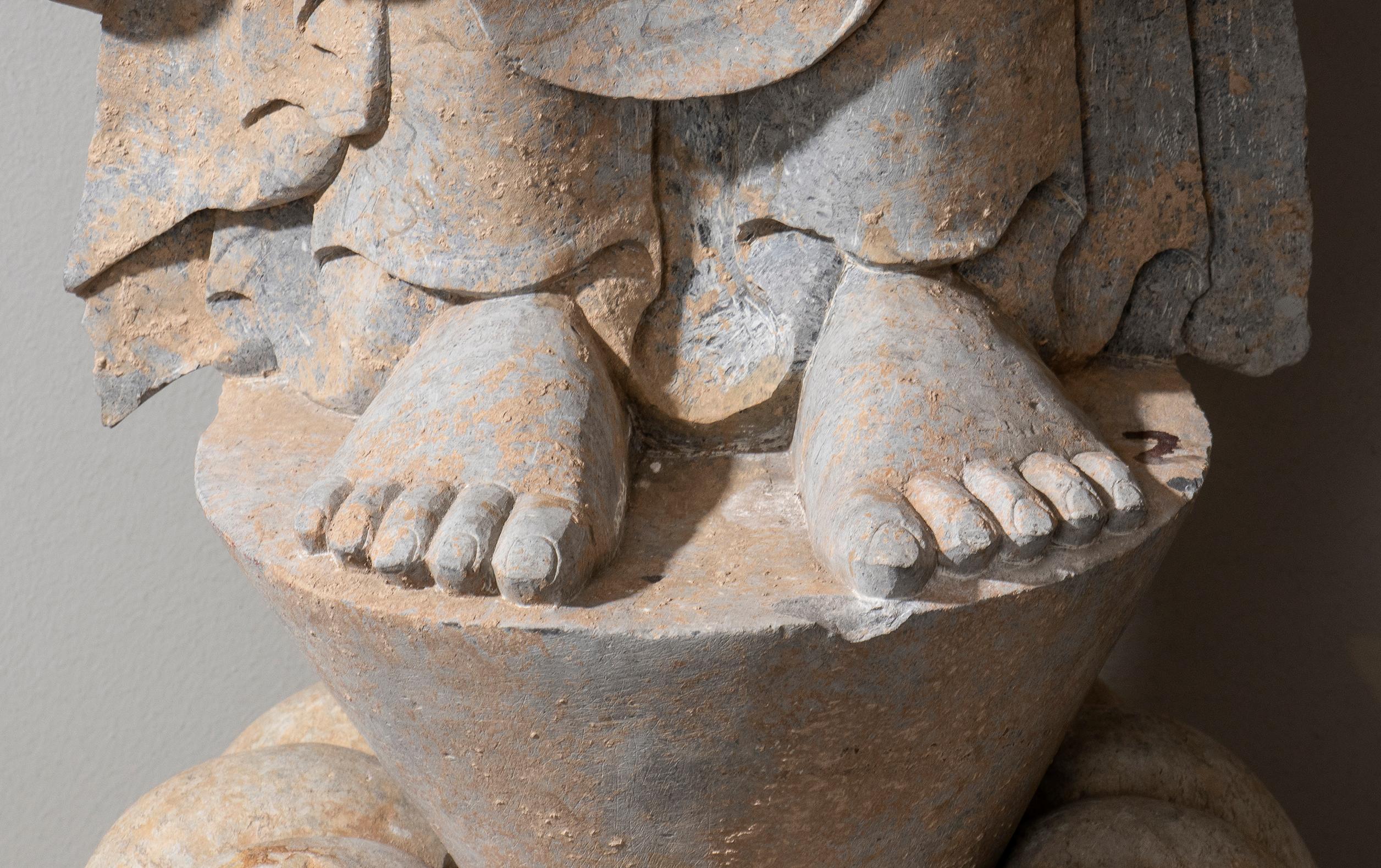 Sculpture chinoise en pierre de Bhudda dans les Dynasties Tang et Wei dans le style Abhayamudrā en vente 1