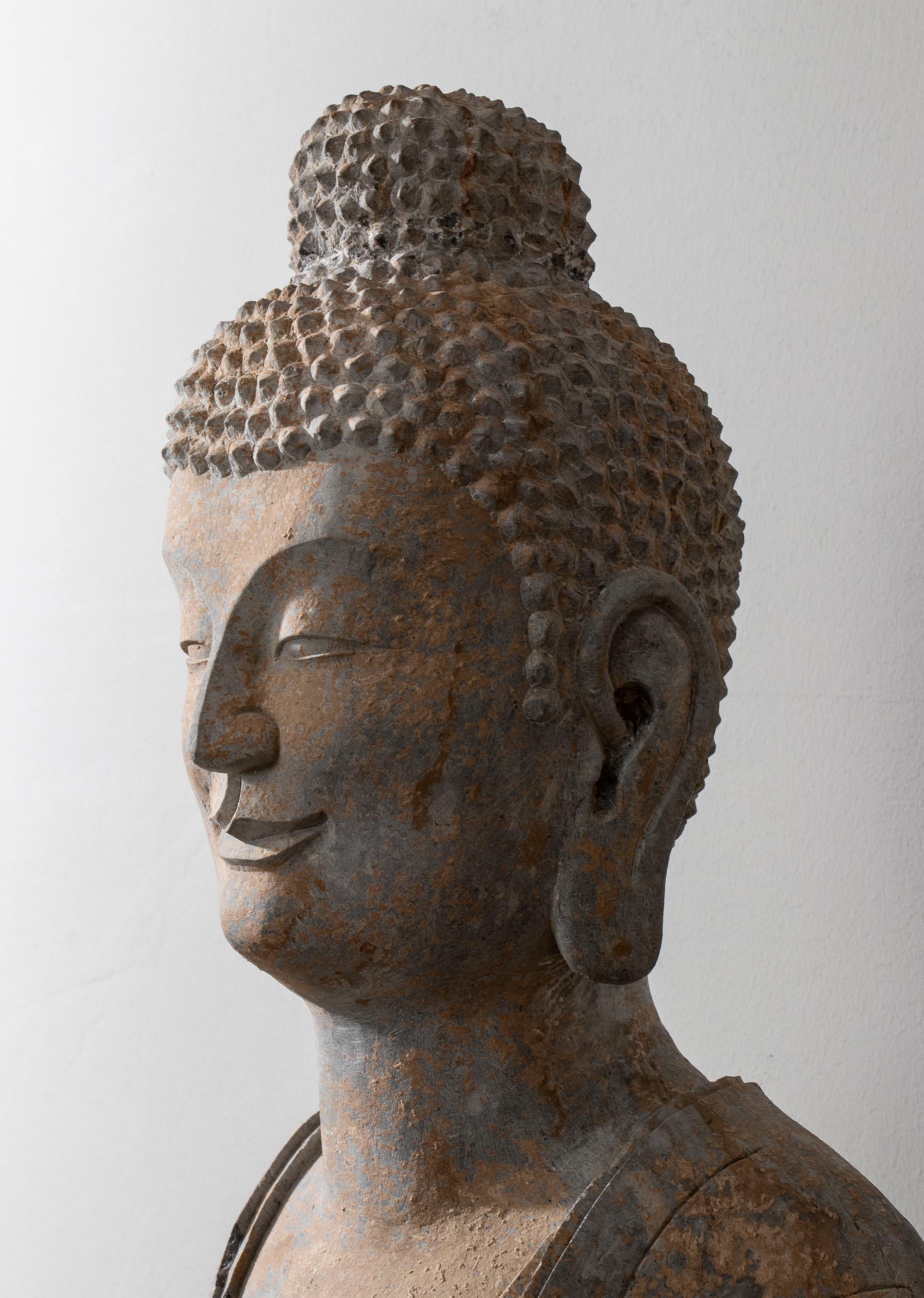 Sculpture chinoise en pierre de Bhudda dans les Dynasties Tang et Wei dans le style Abhayamudrā en vente 2