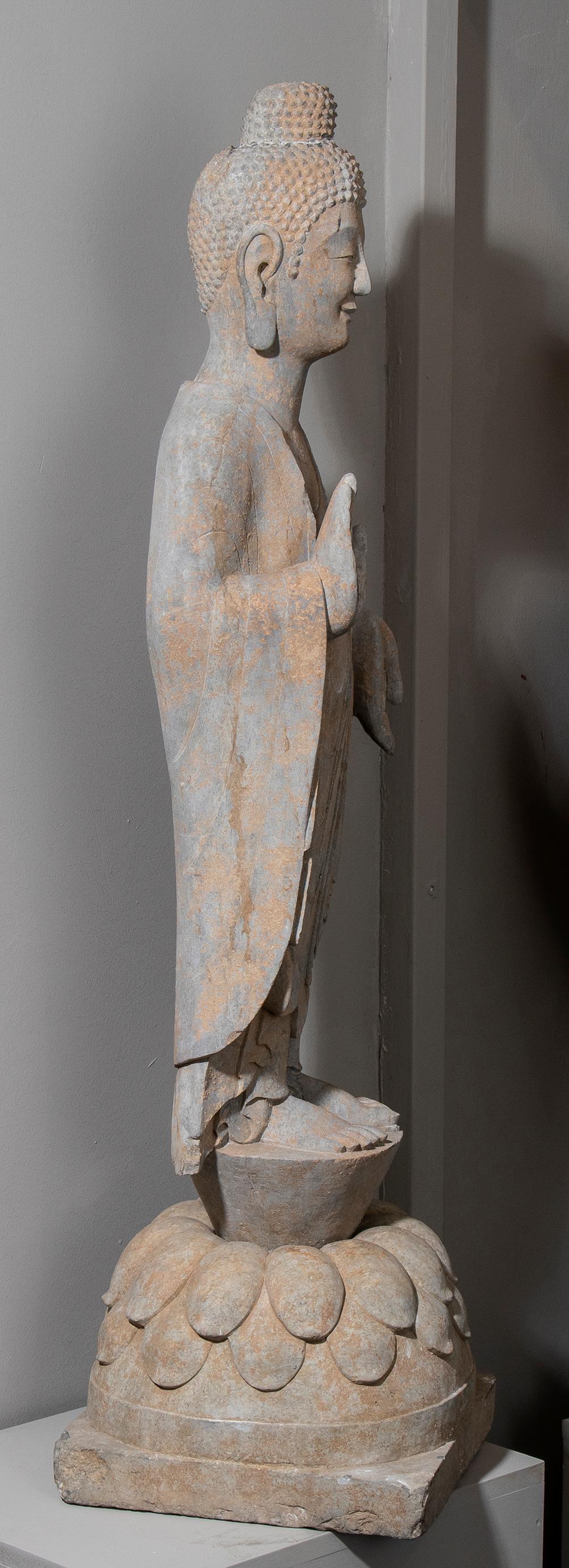 Sculpture chinoise en pierre de Bhudda dans les Dynasties Tang et Wei dans le style Abhayamudrā en vente 3