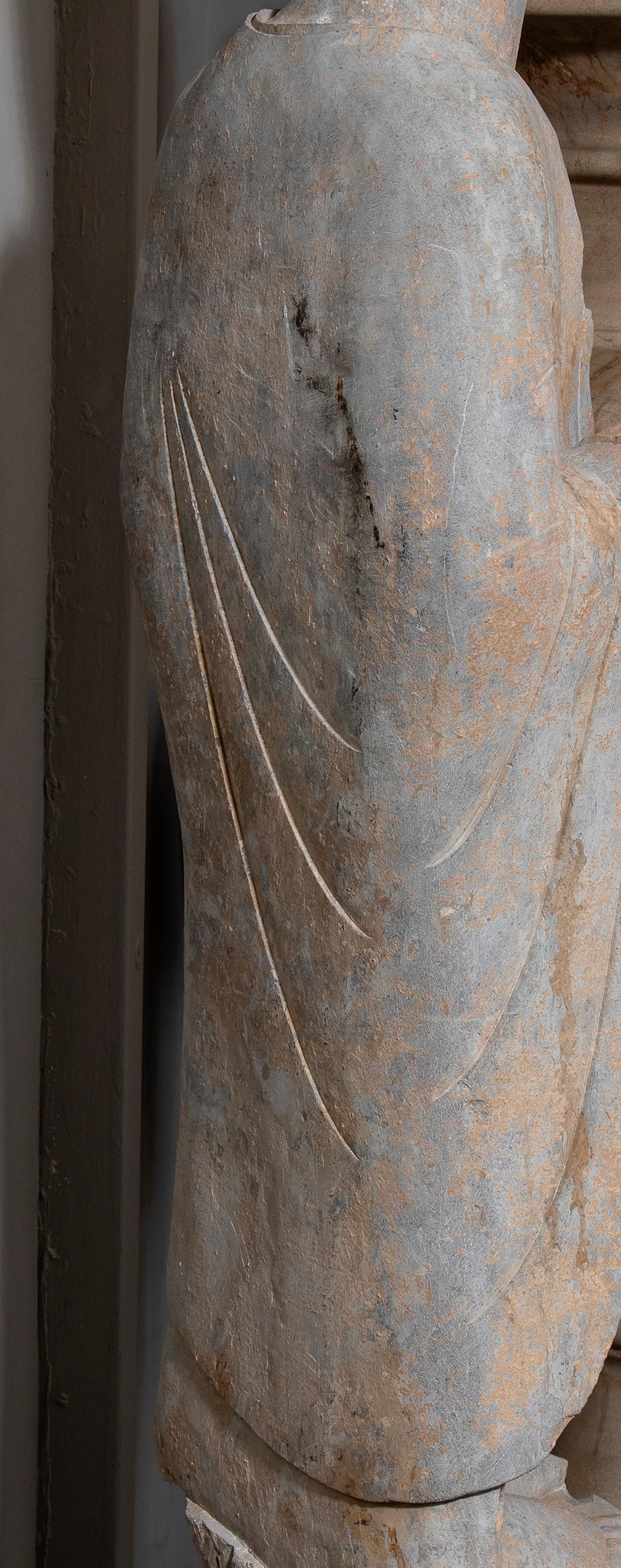 Sculpture chinoise en pierre de Bhudda dans les Dynasties Tang et Wei dans le style Abhayamudrā en vente 4