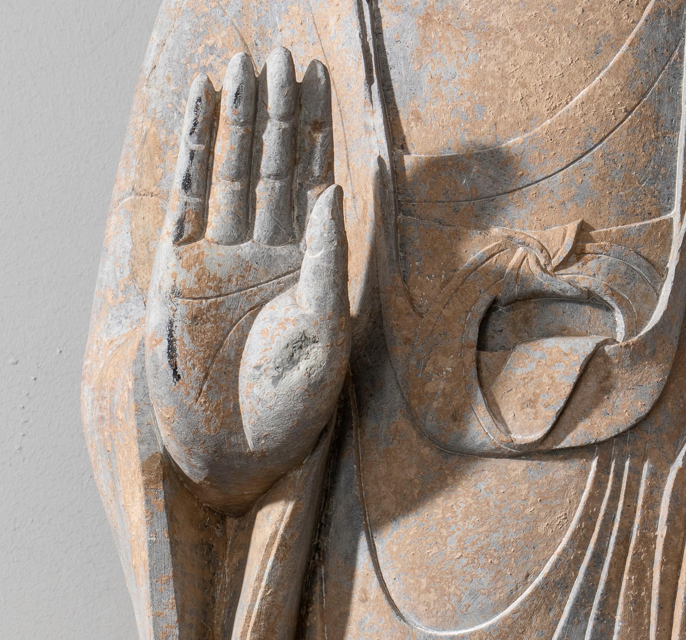 Sculpture chinoise en pierre de Bhudda dans les Dynasties Tang et Wei dans le style Abhayamudrā en vente 5