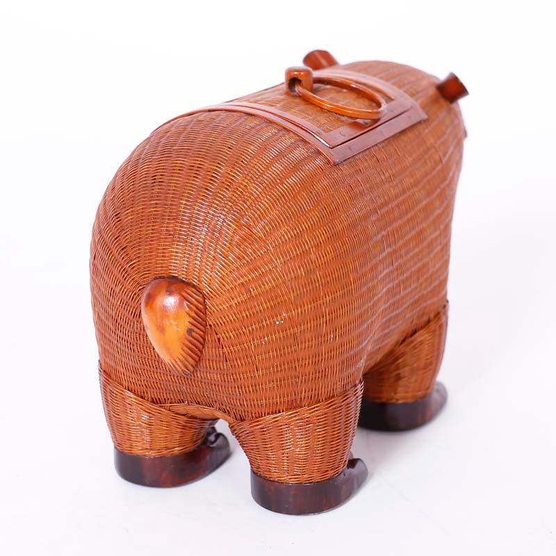 Scatola per capibara cinese in vimini della collezione Woodal con inserti in legno intagliato e coperchio rimovibile.
