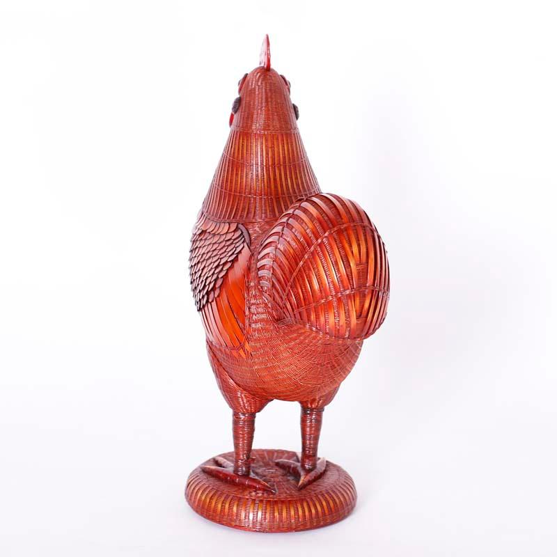 Gallo cinese sapientemente realizzato con un'ambiziosa tecnica di intreccio di bambù e vimini di bambù con inserti in legno intagliato, della famosa collezione Woodal.