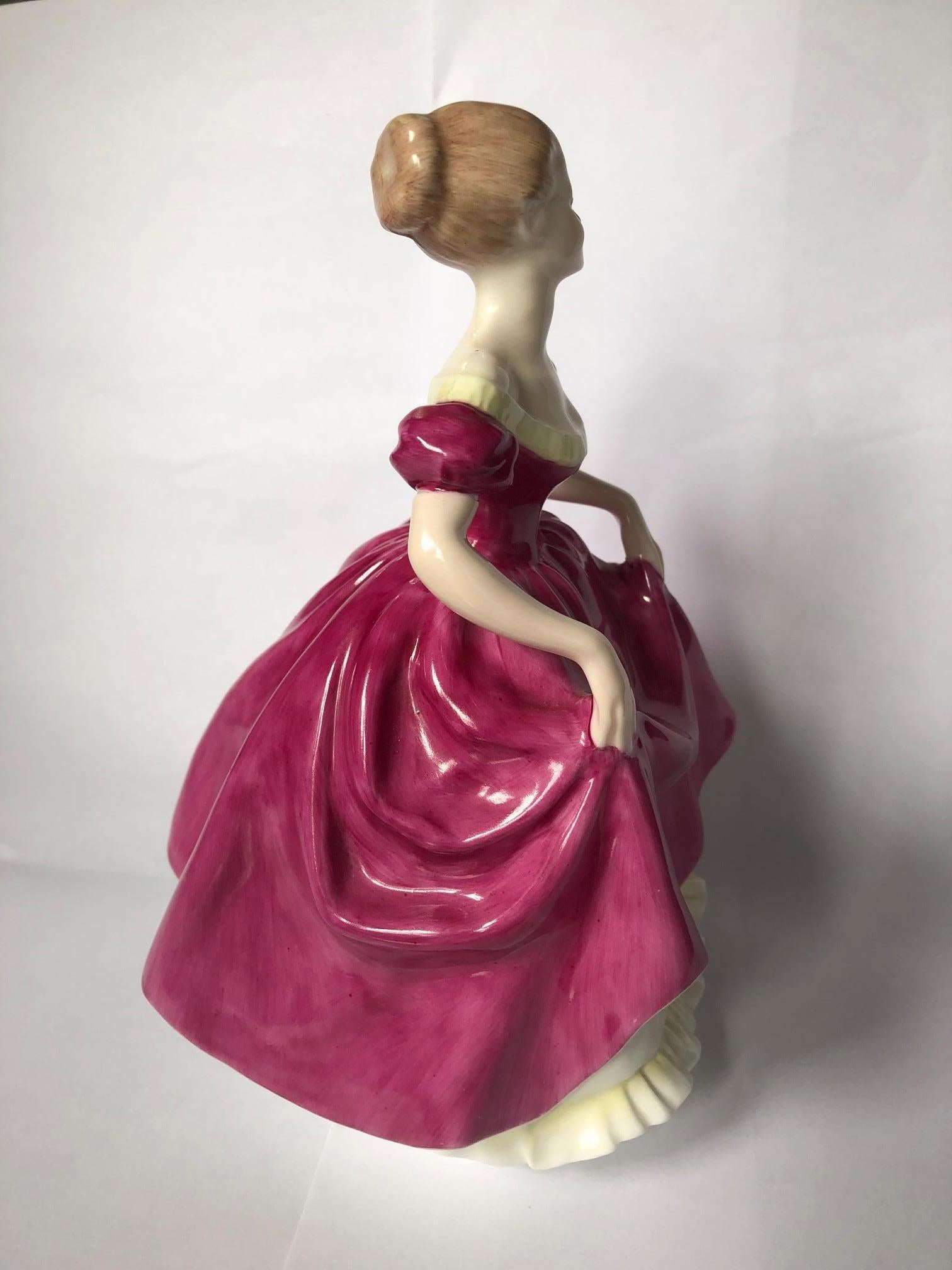 Figurine en porcelaine Coalport Ladies Of Fasion Bone - Flair - Gris Figurative Sculpture par Unknown