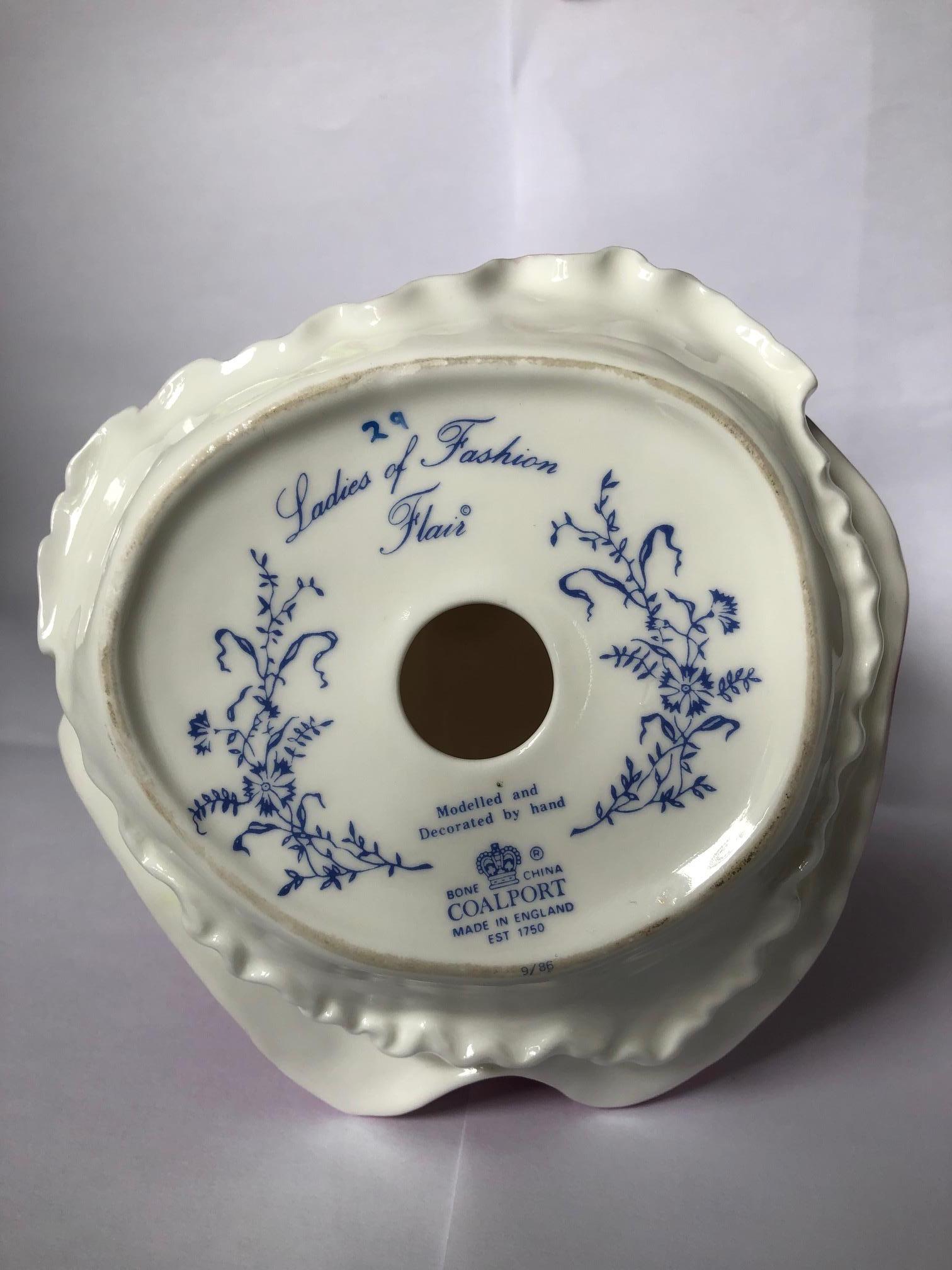 Figurine en porcelaine Coalport Ladies Of Fasion Bone - Flair 1