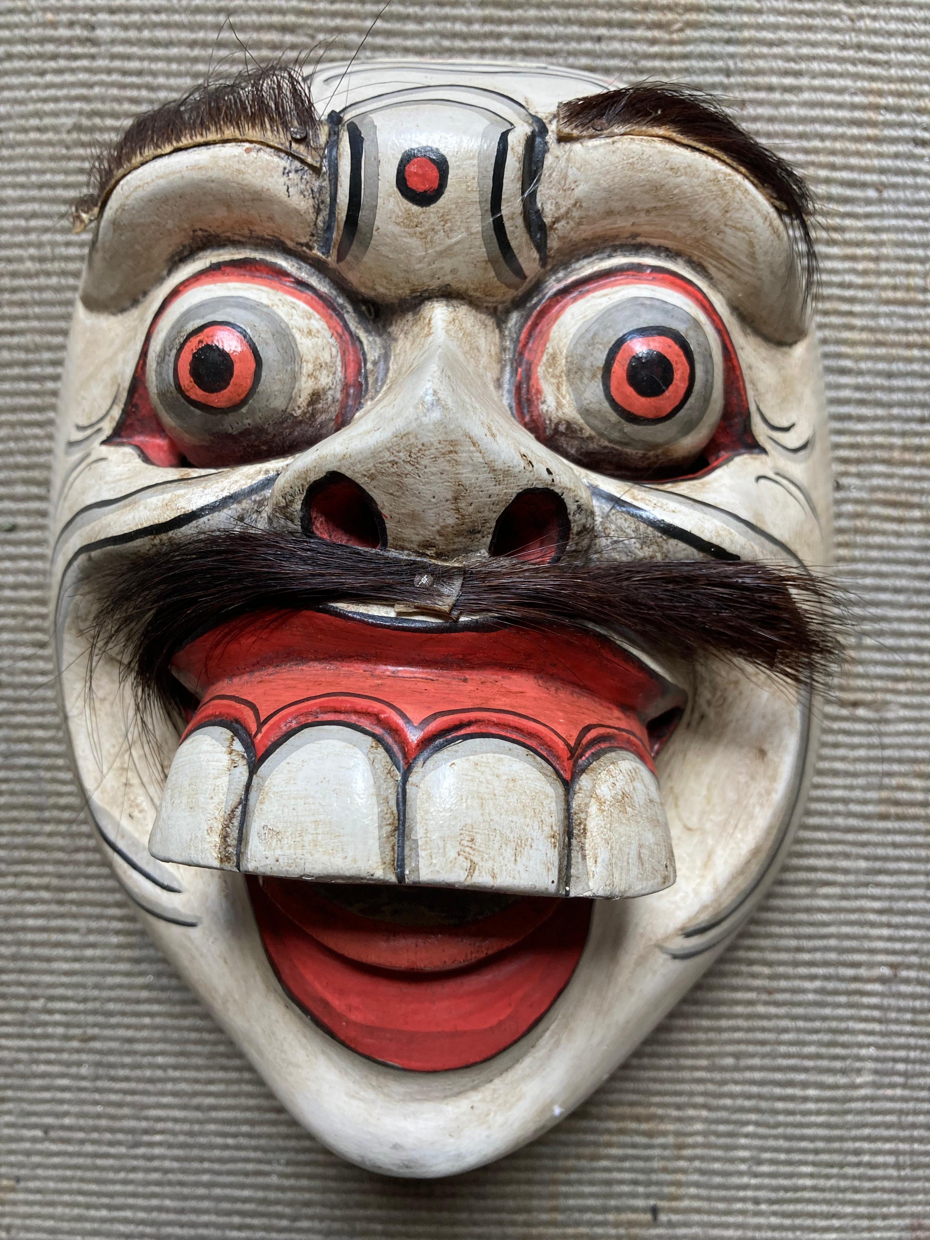 Kollektion antiker handgeschnitzter japanischer Noh-Masken (Braun), Figurative Sculpture, von Unknown
