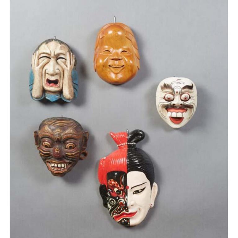 Figurative Sculpture Unknown - Collection d'anciens masques japonais en forme de nœud papillon sculptés à la main