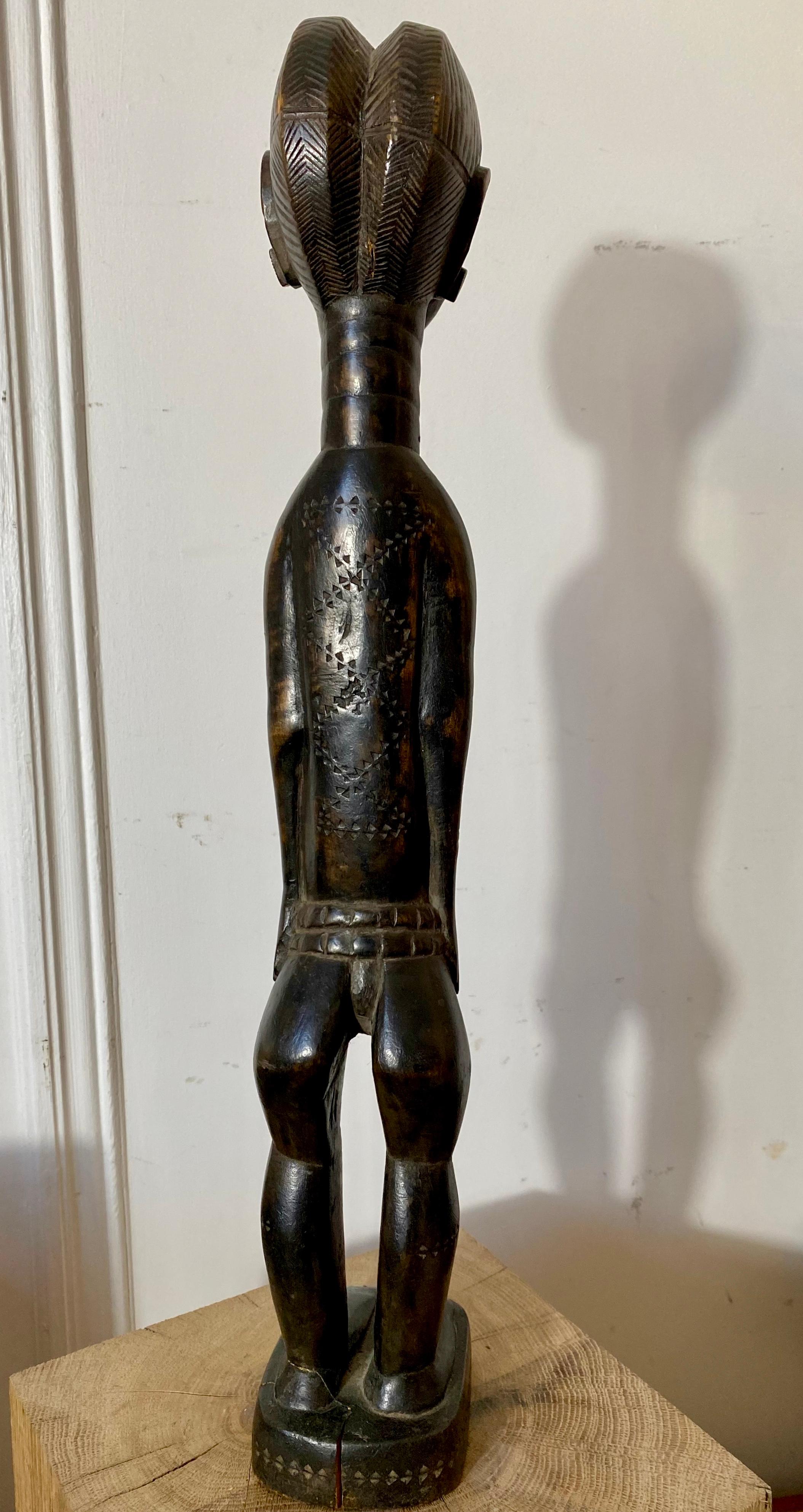 Sculpture coloniale africaine Baule Baoule représentant une femme portant un loincloth en vente 4