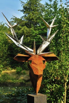 Oudoor-Skulptur „Deer“ – „Ocker“ – auf einem quadratischen Sockel aus oxidierter Eiche – hohe Höhe