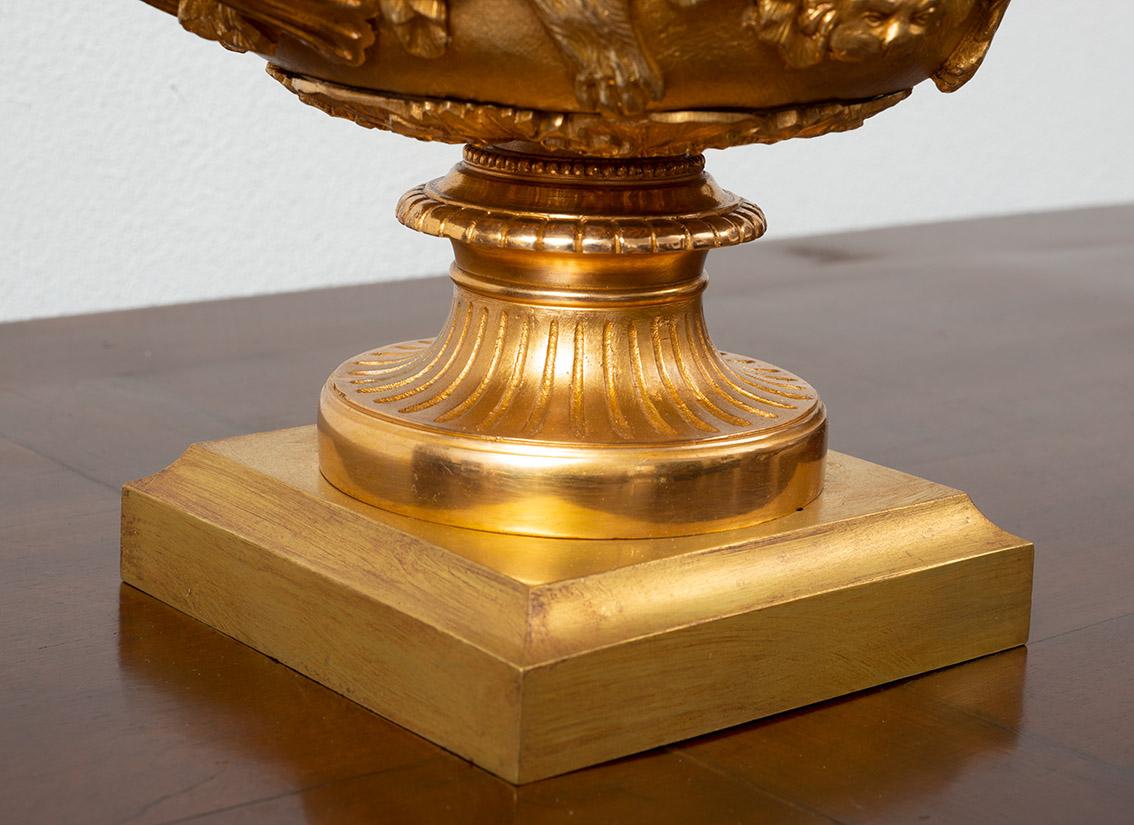 Vergoldete Bronze französischer Napoleon III Becher/Zentralstück.

Der zentrale Körper ist vollständig mit Reliefs mit mythologischen Szenen verziert  wird von zwei astförmigen Griffen getragen.

Der quadratische Sockel ist aus vergoldeter Bronze