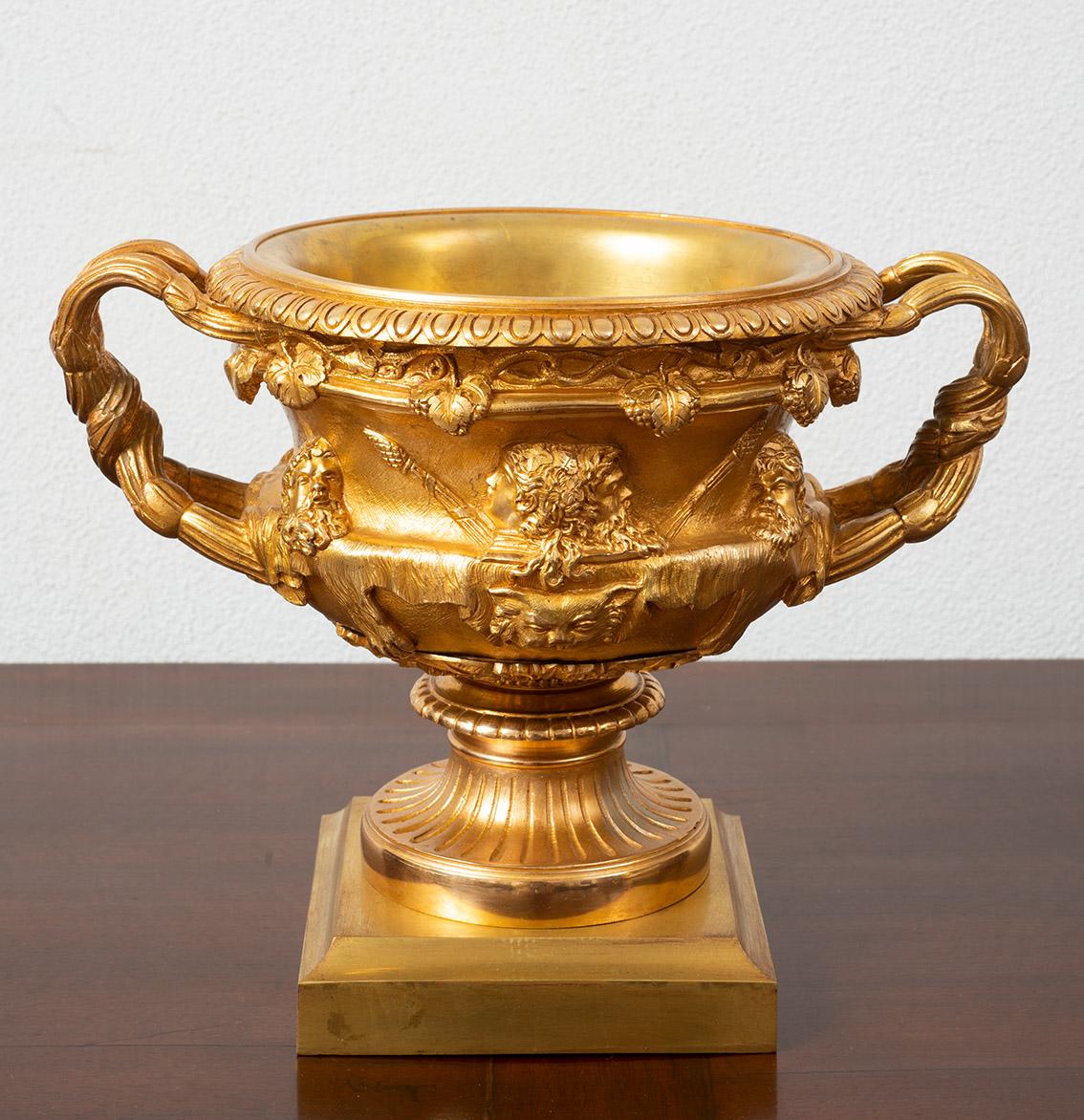 Ancienne coupe/centre de table Napoléon III en bronze doré du 19ème siècle. en vente 2