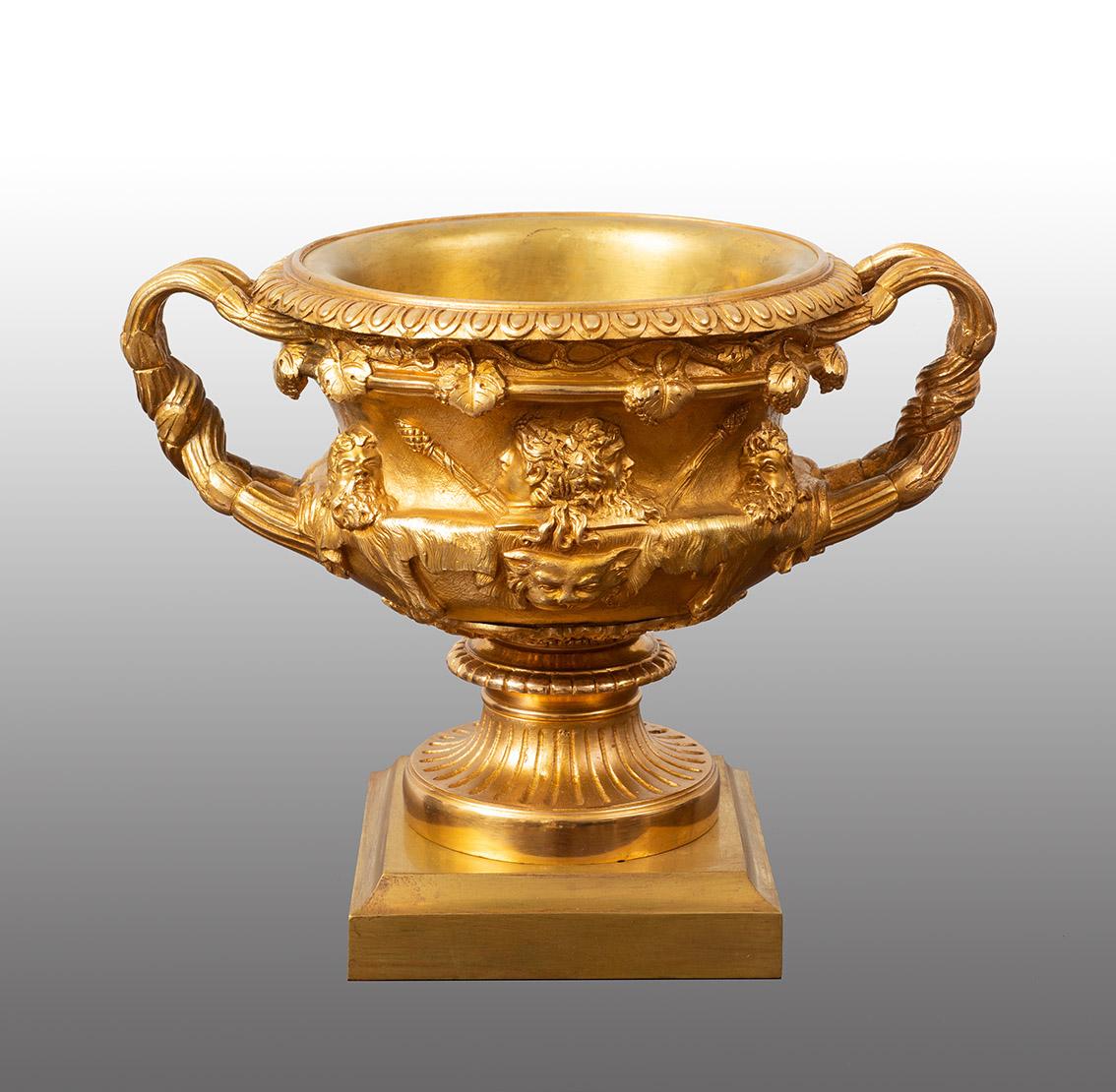 Figurative Sculpture Unknown - Ancienne coupe/centre de table Napoléon III en bronze doré du 19ème siècle.