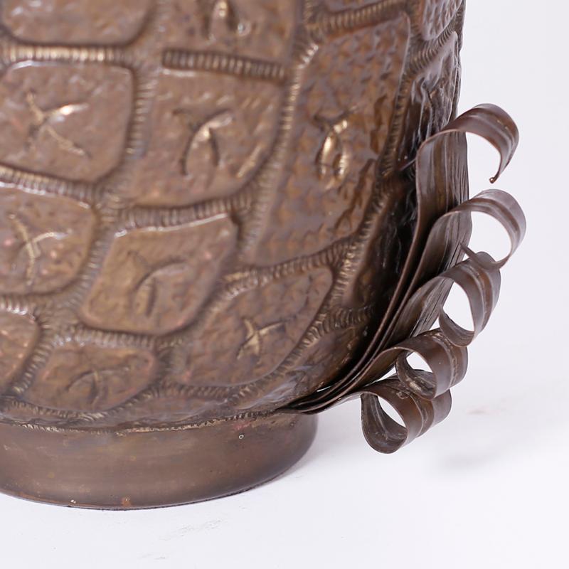 Ananas con coperchio della metà del secolo scorso sapientemente lavorato in rame, martellato a mano e decorato con foglie stilizzate, che conserva una patina simile al bronzo.