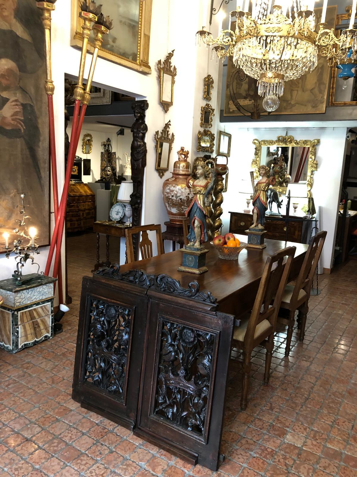 Pair of Italian Baroque Angels 17th Century Sculptured Lacquered and Gilded Figures For Sale 10