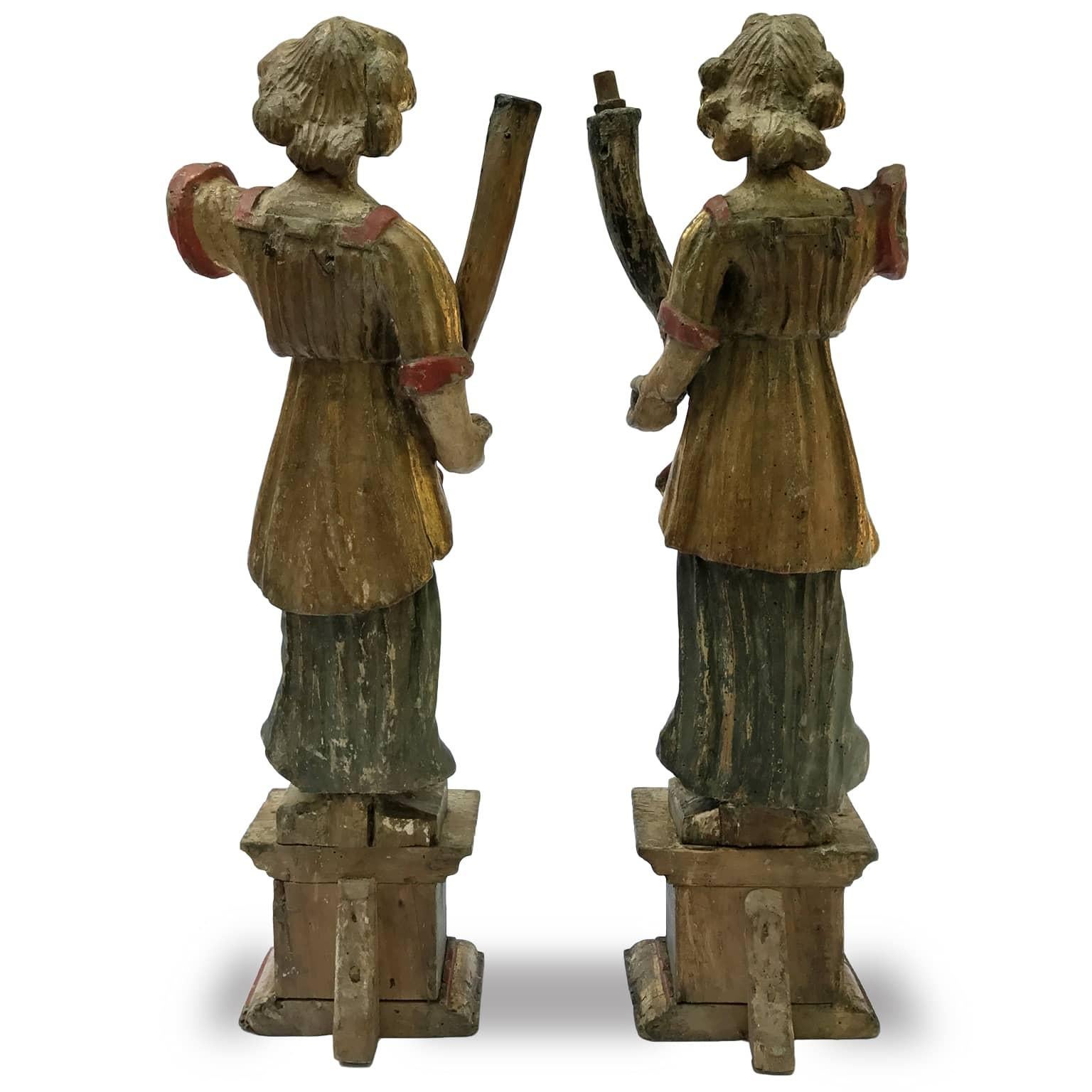Pair of Italian Baroque Angels 17th Century Sculptured Lacquered and Gilded Figures For Sale 1
