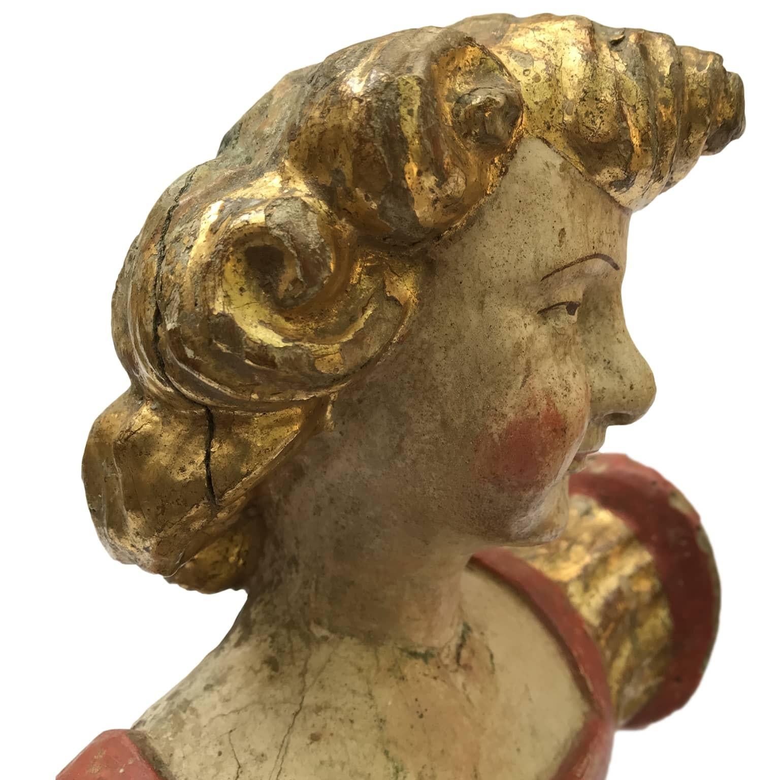 Pair of Italian Baroque Angels 17th Century Sculptured Lacquered and Gilded Figures For Sale 2