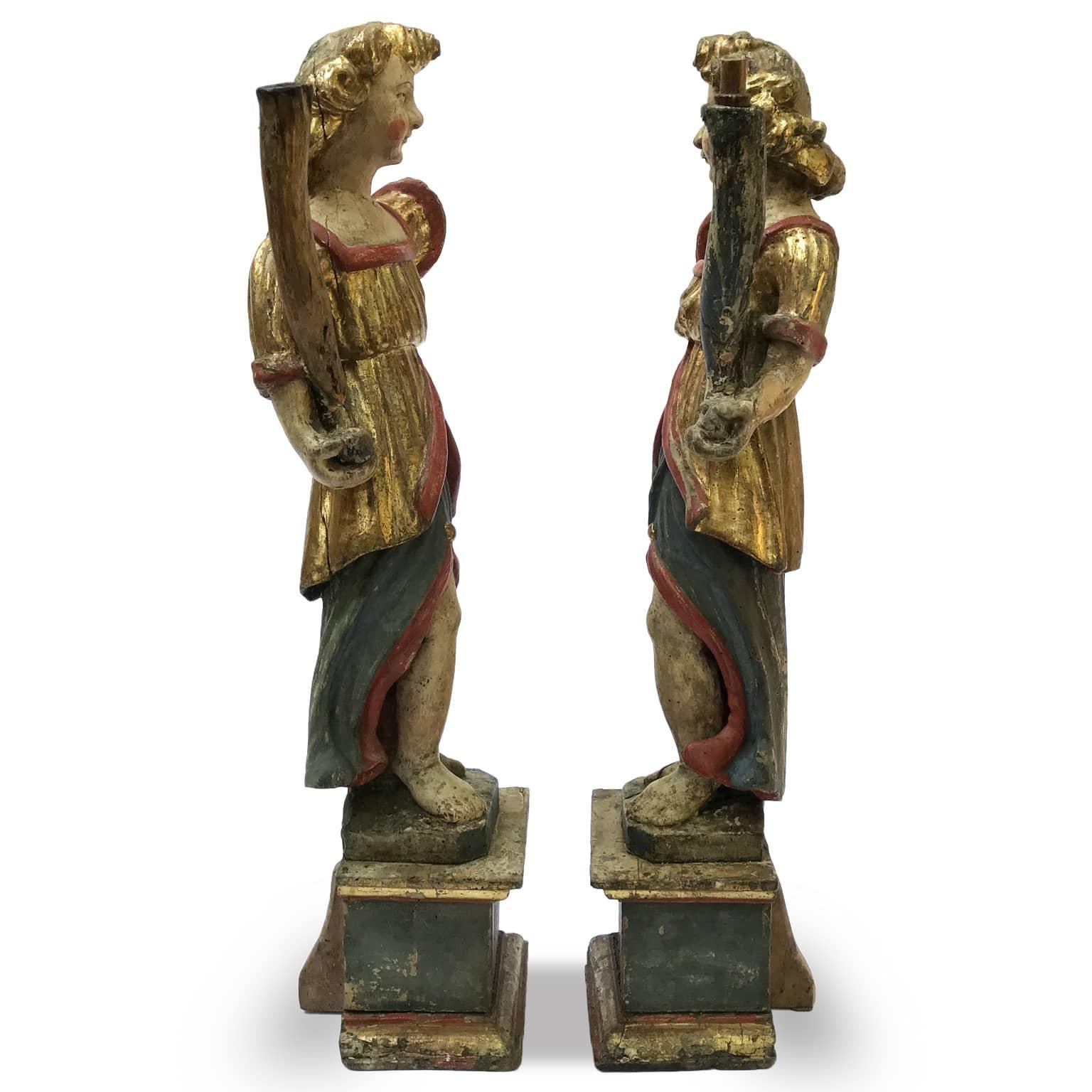 Pair of Italian Baroque Angels 17th Century Sculptured Lacquered and Gilded Figures For Sale 3