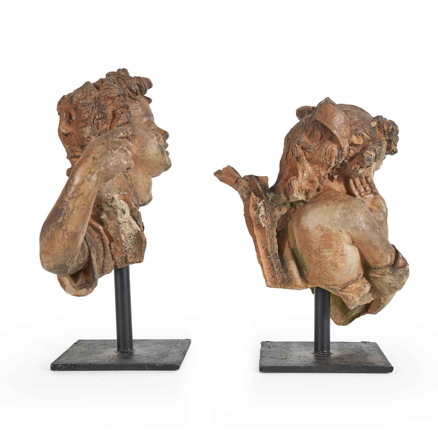 Paire de fragments de sculptures romantiques de la fin des années 1800, Paire de bustes d'enfants en terre cuite, faisant probablement partie d'une fontaine,  d'un groupe sculptural plus large. Il s'agit de bustes représentant un enfant le bras levé