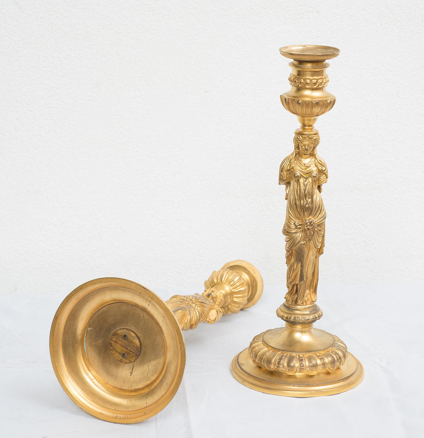 Pareja de candelabros de bronce dorado del Imperio francés expertamente cincelados y firmados 