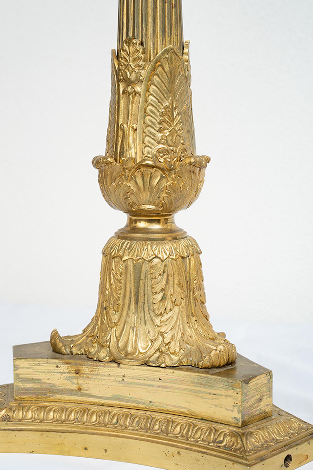 Paar Kandelaber/Flambeaux 20. Jahrhundert (Gold), Figurative Sculpture, von Unknown