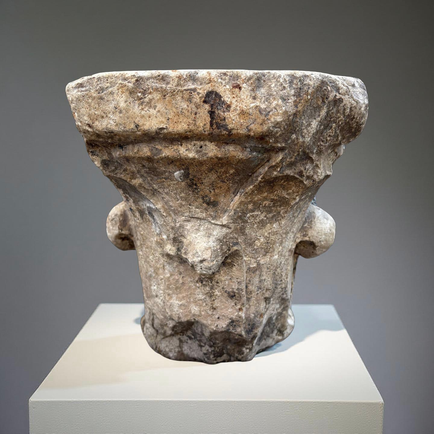 Coppia di Capitelli Medievali in Marmo di Zandobbio XII secolo - Sculpture by Unknown