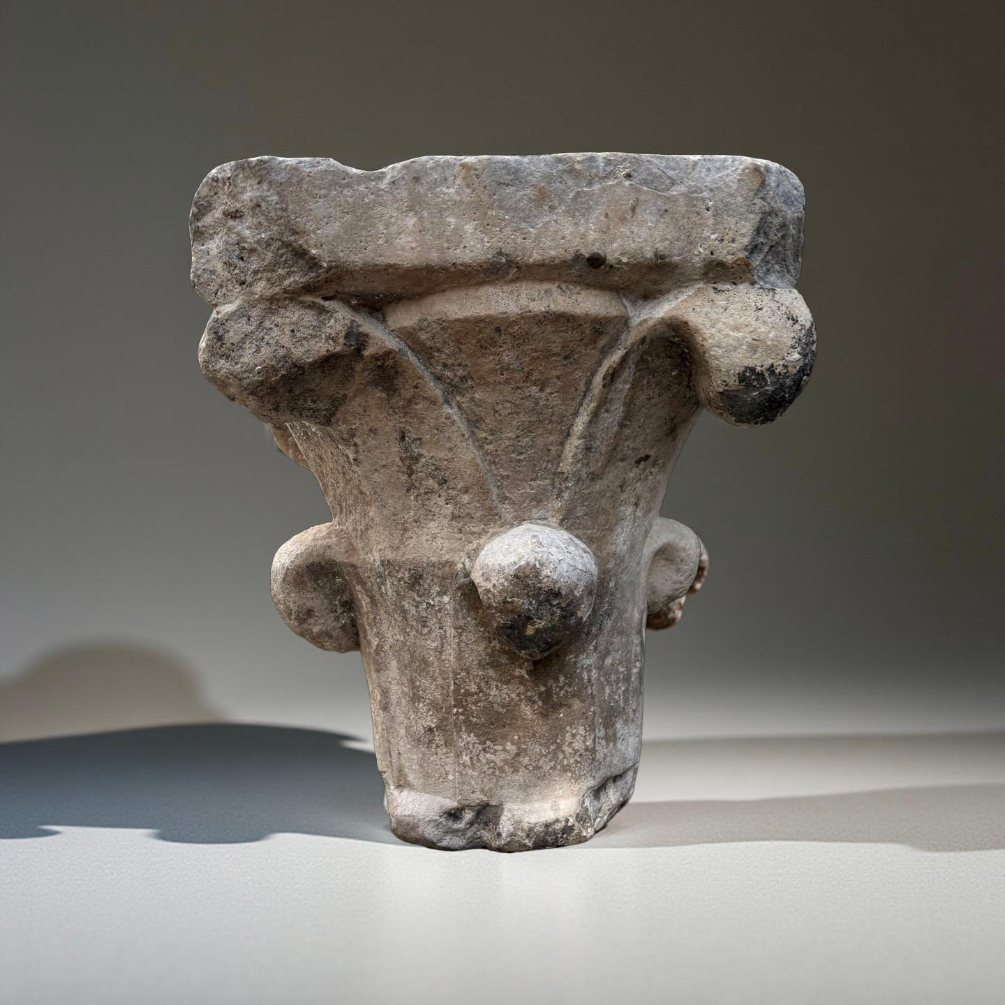 Coppia di Capitelli Medievali in Marmo di Zandobbio XII secolo - Gray Figurative Sculpture by Unknown