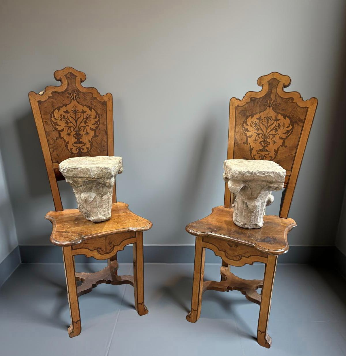 Coppia di capitelli medievali decorati a motivi fogliacei, Lombardia, XII secolo. 
La forma slanciata da cui si dipartono le foglie lanceolate, sormontata da una spessa mensola, è tipica dei capitelli lombardi prodotti tra l'XI e il XII secolo. La