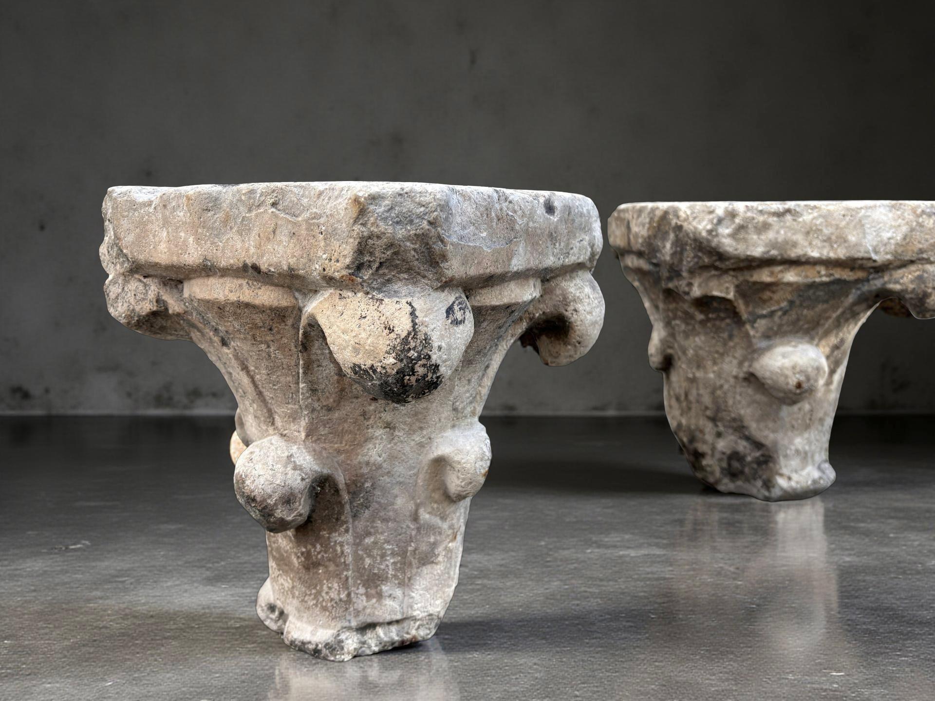 Coppia di Capitelli Medievali in Marmo di Zandobbio XII secolo For Sale 1