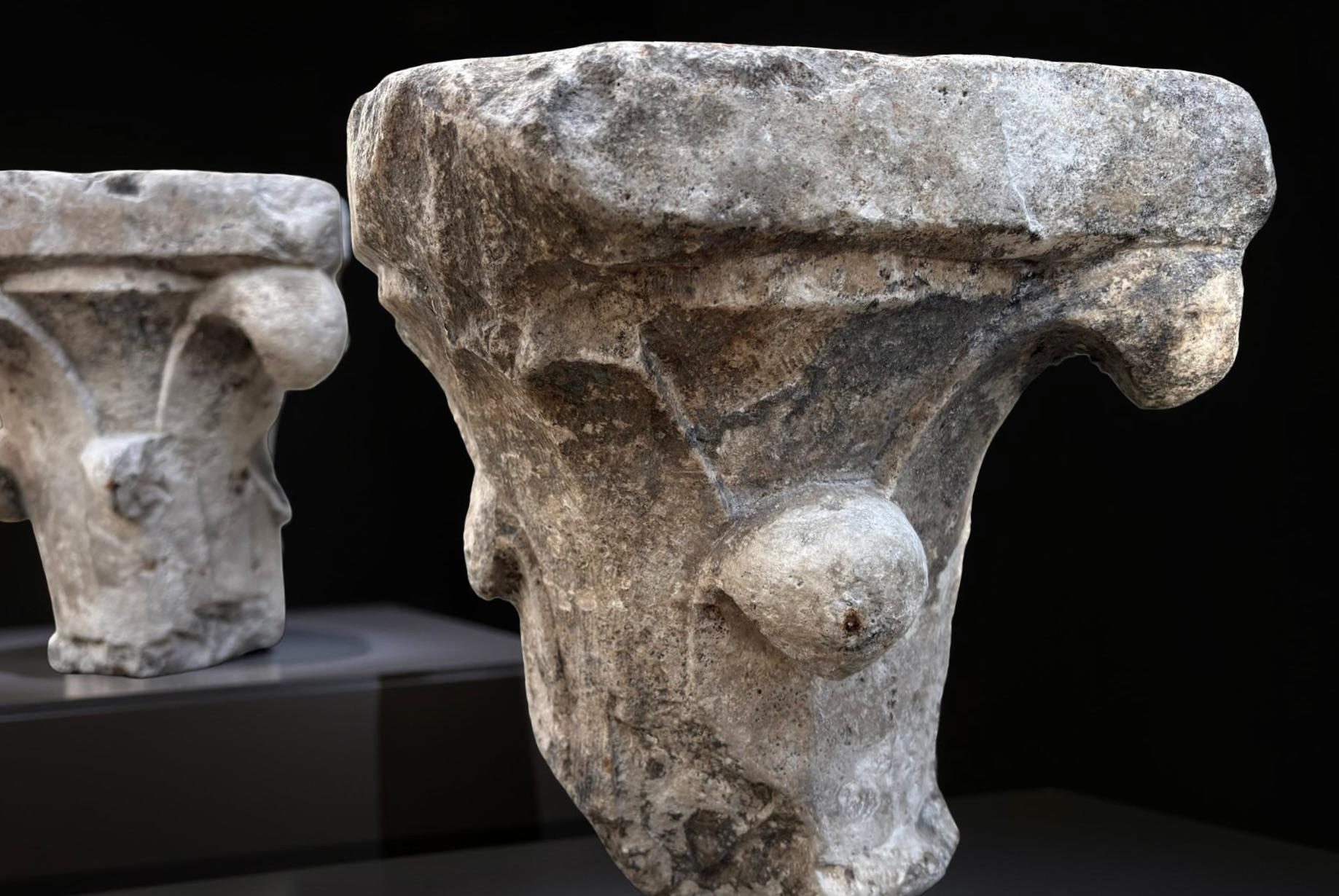 Coppia di Capitelli Medievali in Marmo di Zandobbio XII secolo For Sale 2