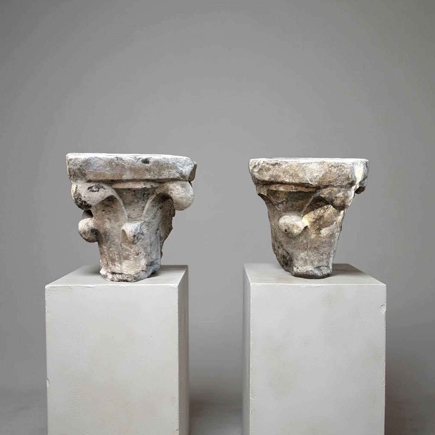 Unknown Figurative Sculpture - Coppia di Capitelli Medievali in Marmo di Zandobbio XII secolo