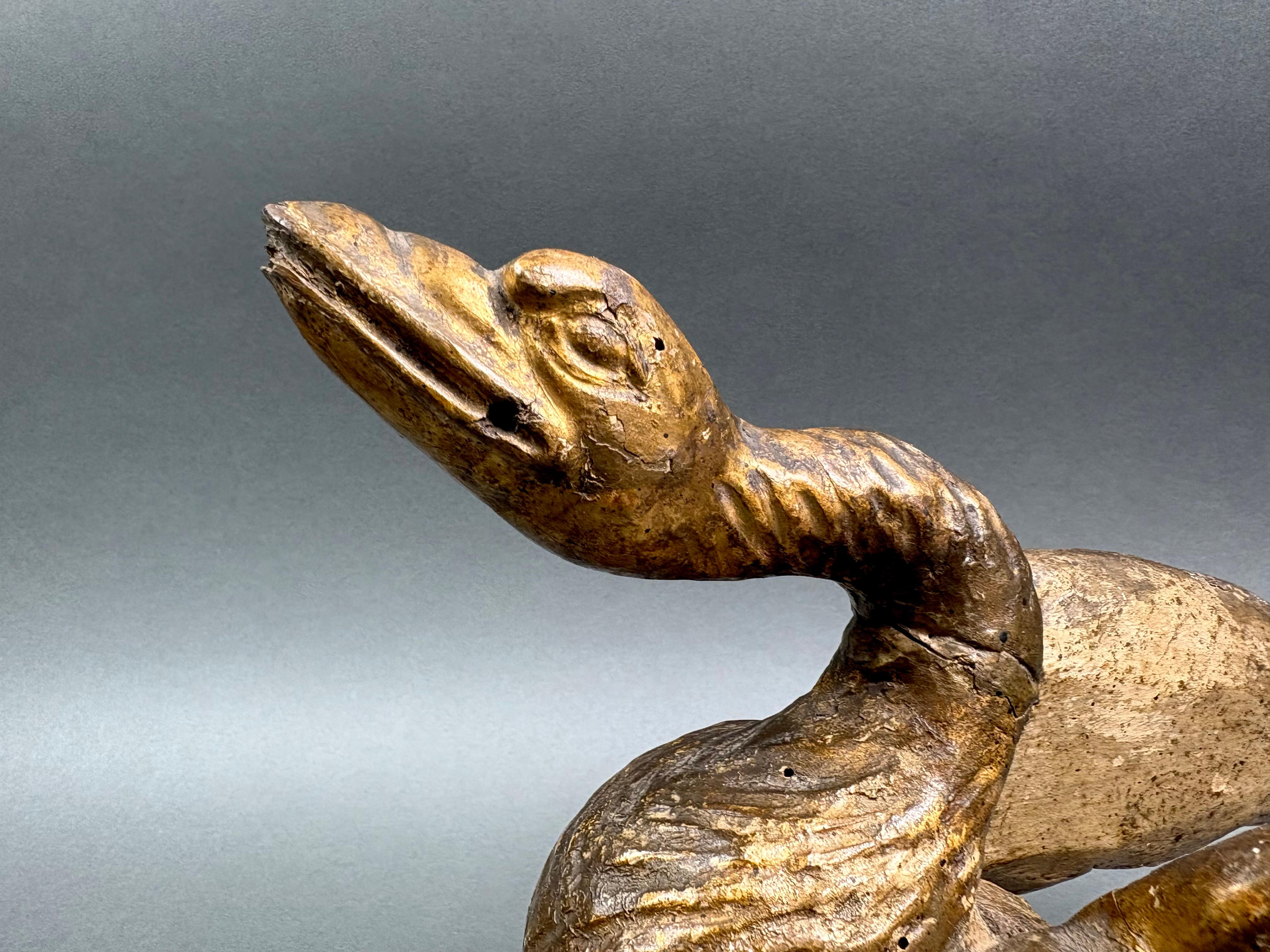 Coppia di Cigni Luigi XVI Fregi in Legno Dorato Italia XVIII secolo For Sale 5