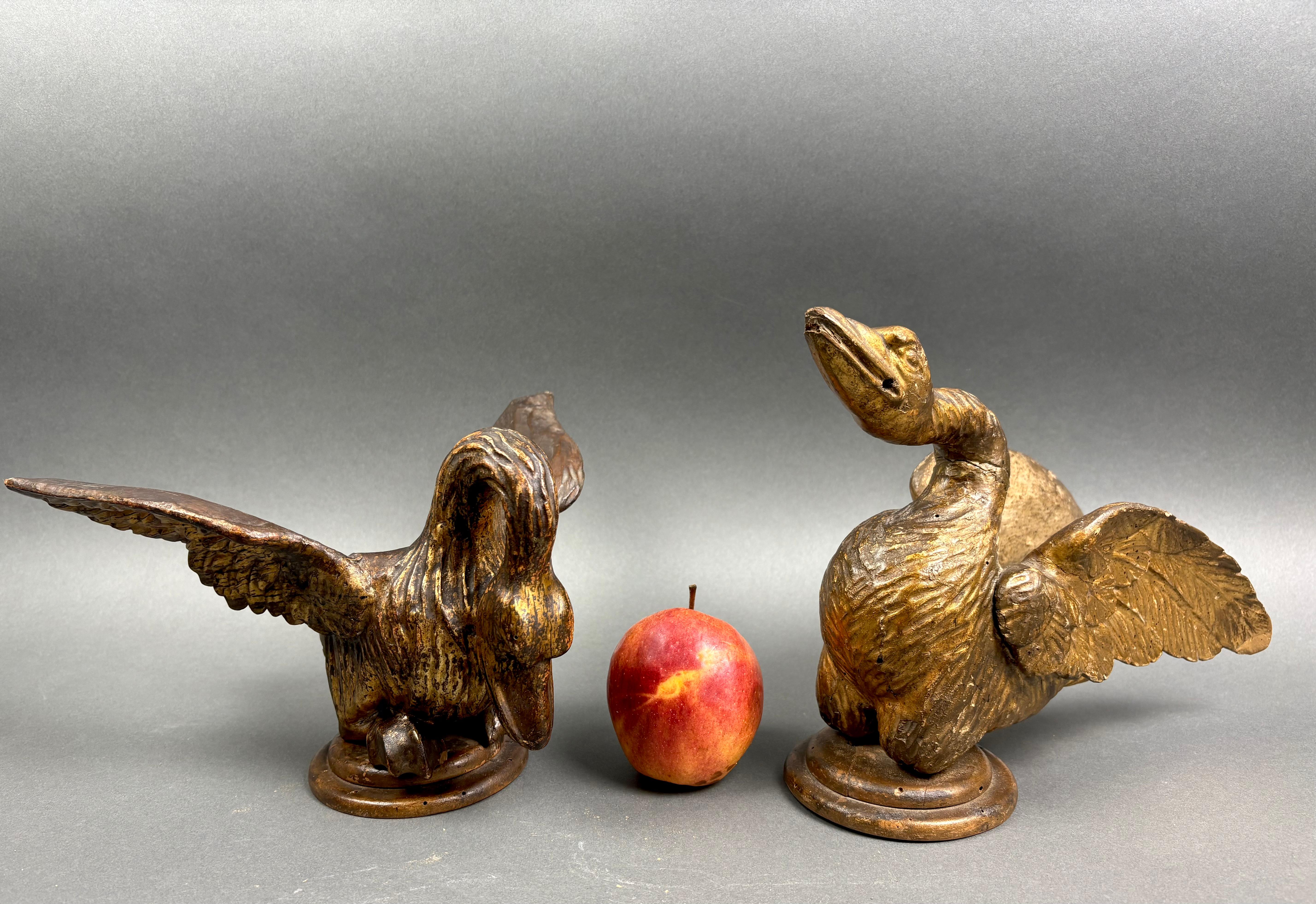 Coppia di Cigni Luigi XVI Fregi in Legno Dorato Italia XVIII secolo For Sale 7