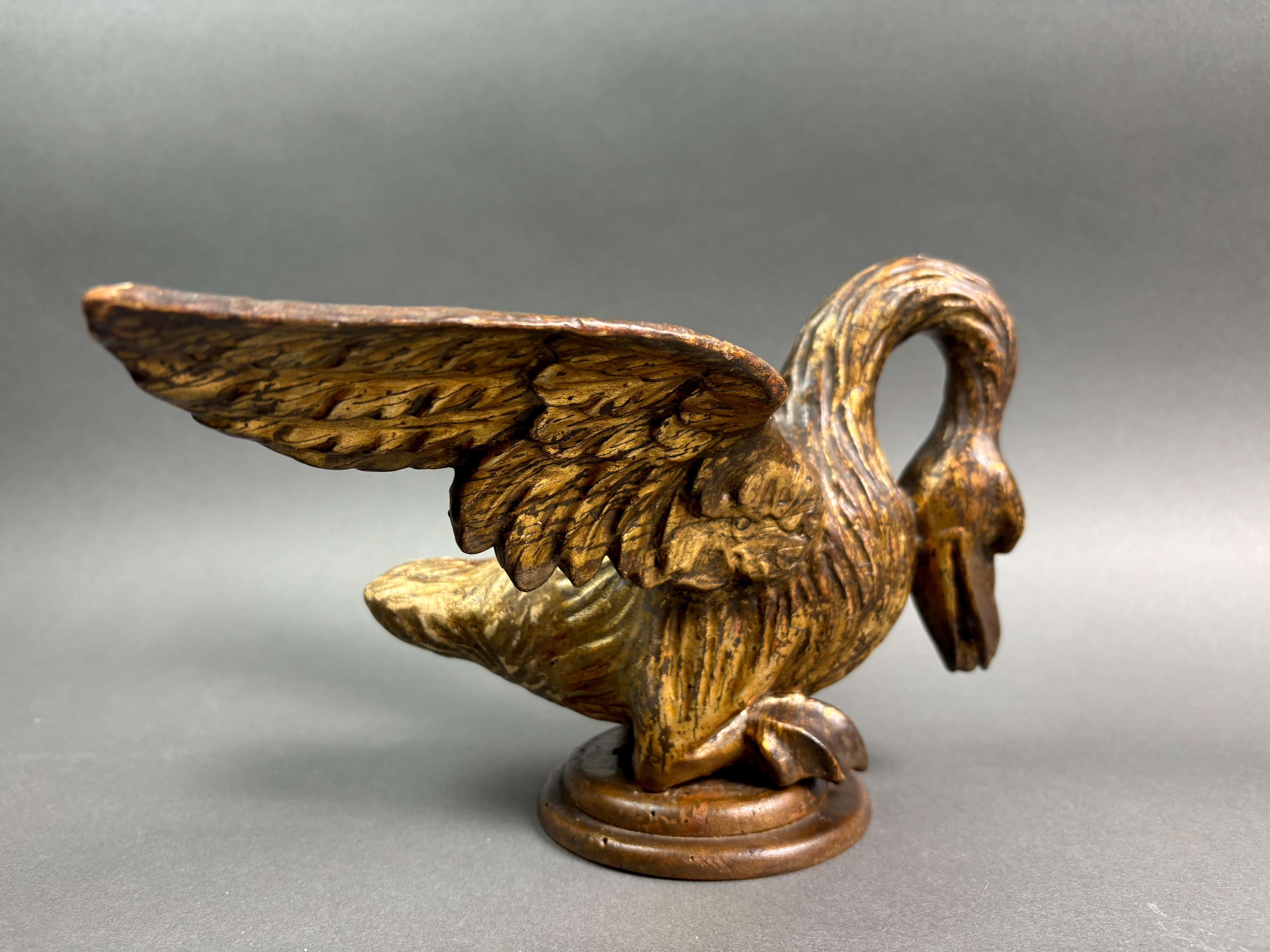 Coppia di Cigni Luigi XVI Fregi in Legno Dorato Italia XVIII secolo - Brown Figurative Sculpture by Unknown