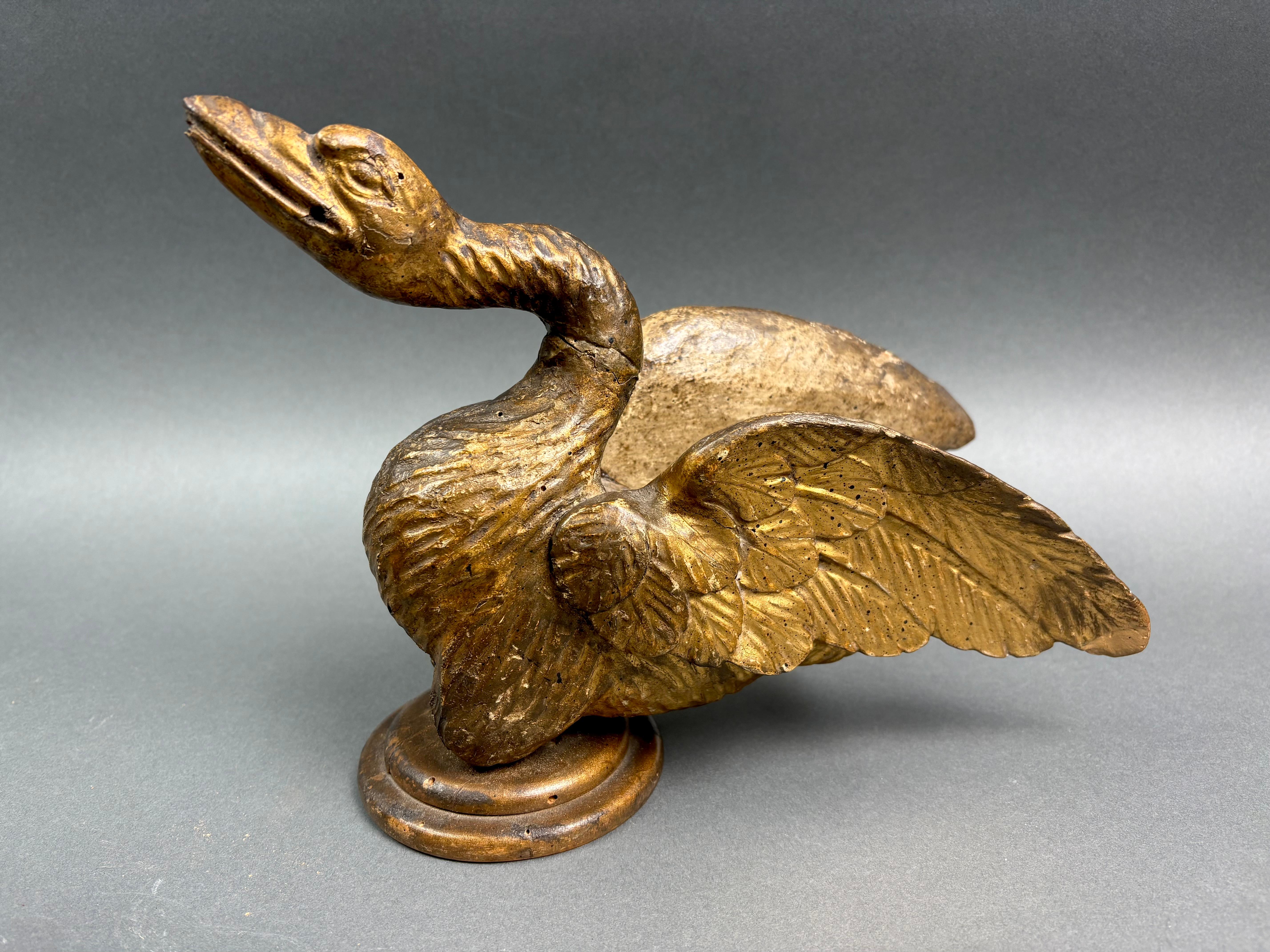 Coppia di Cigni Luigi XVI Fregi in Legno Dorato Italia XVIII secolo For Sale 3