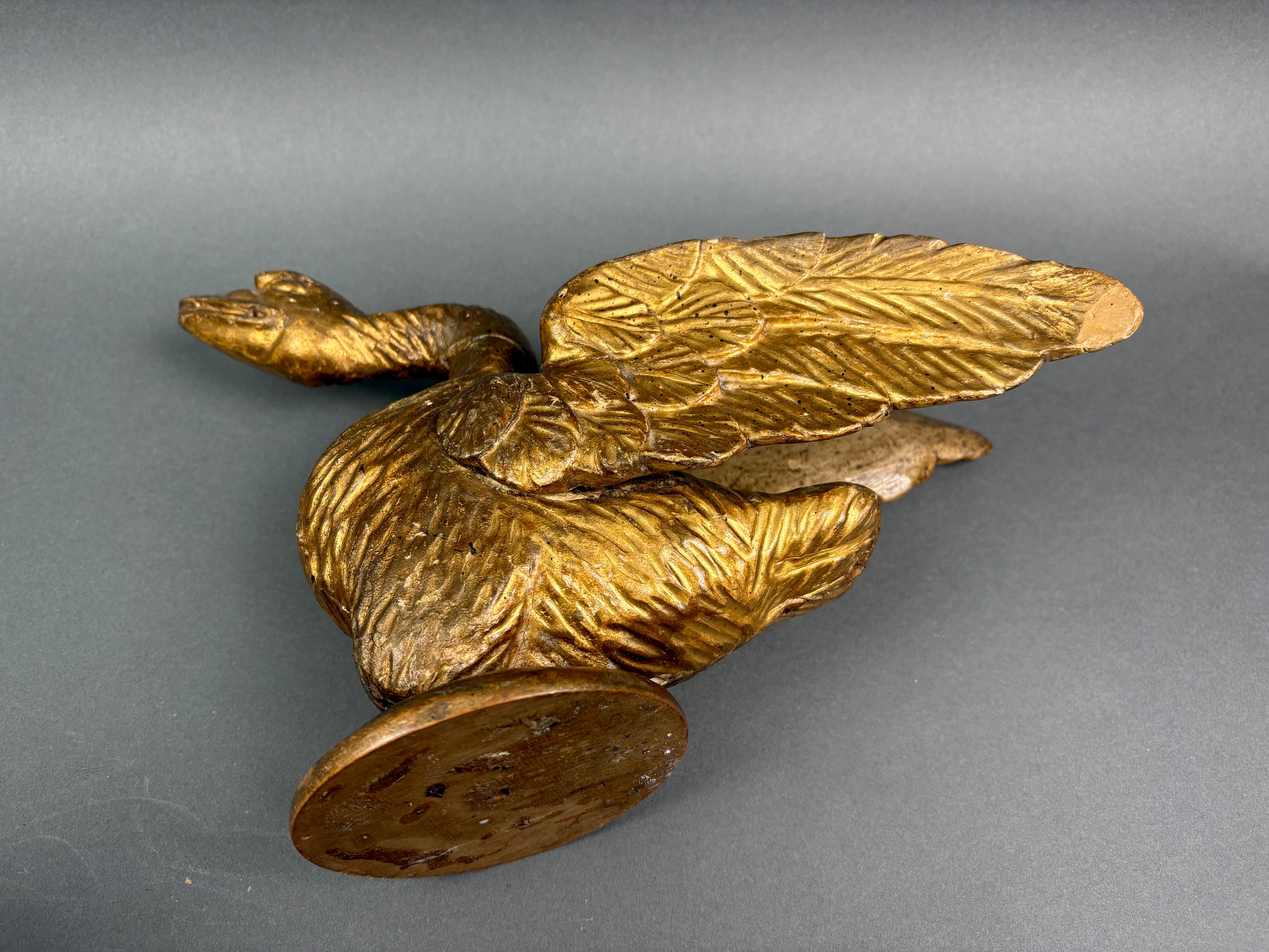 Coppia di Cigni Luigi XVI Fregi in Legno Dorato Italia XVIII secolo For Sale 4