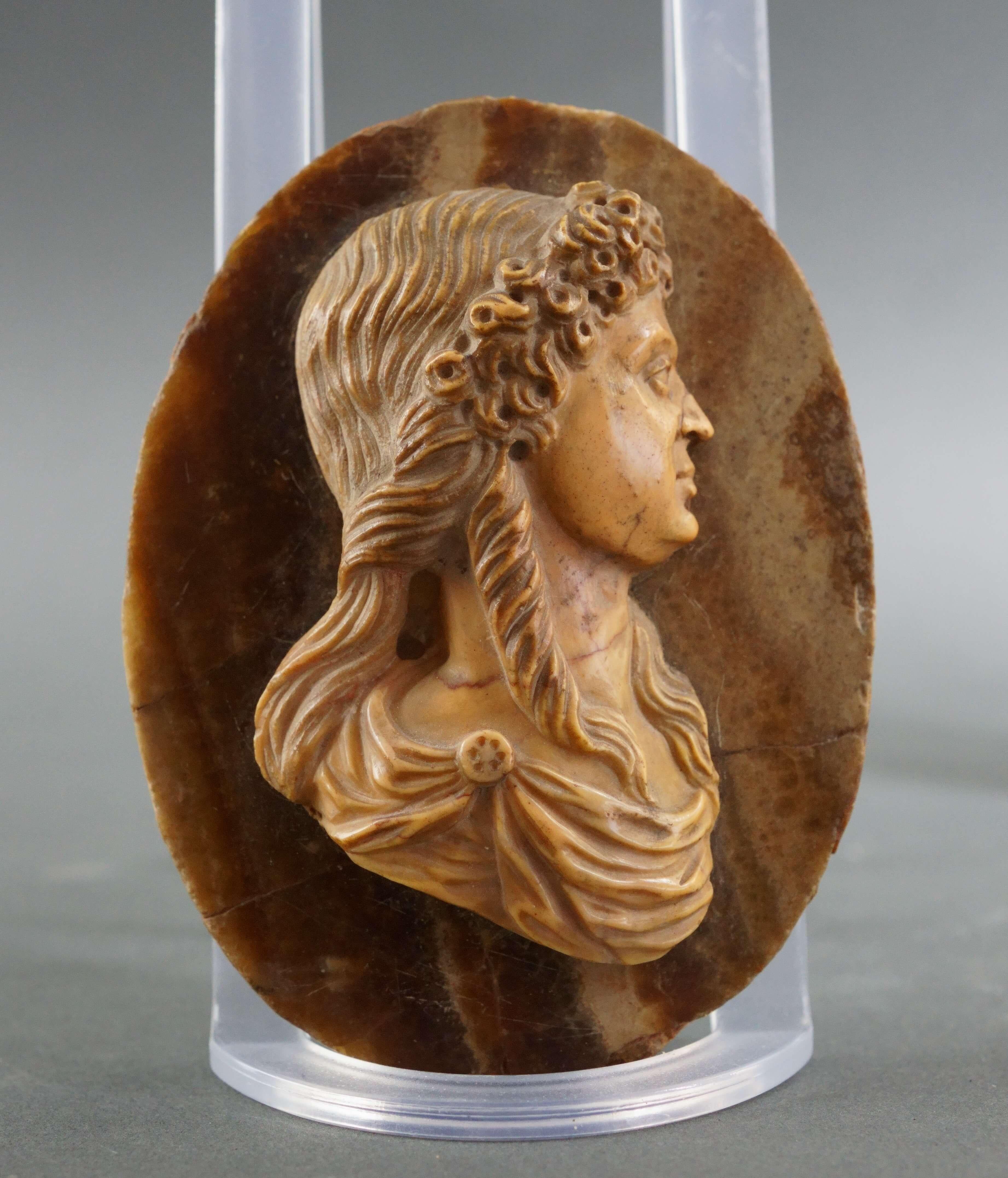 Paire d'anciens profils en marbre jaune d'impératrices romaines du 17e siècle - Sculpture de Unknown