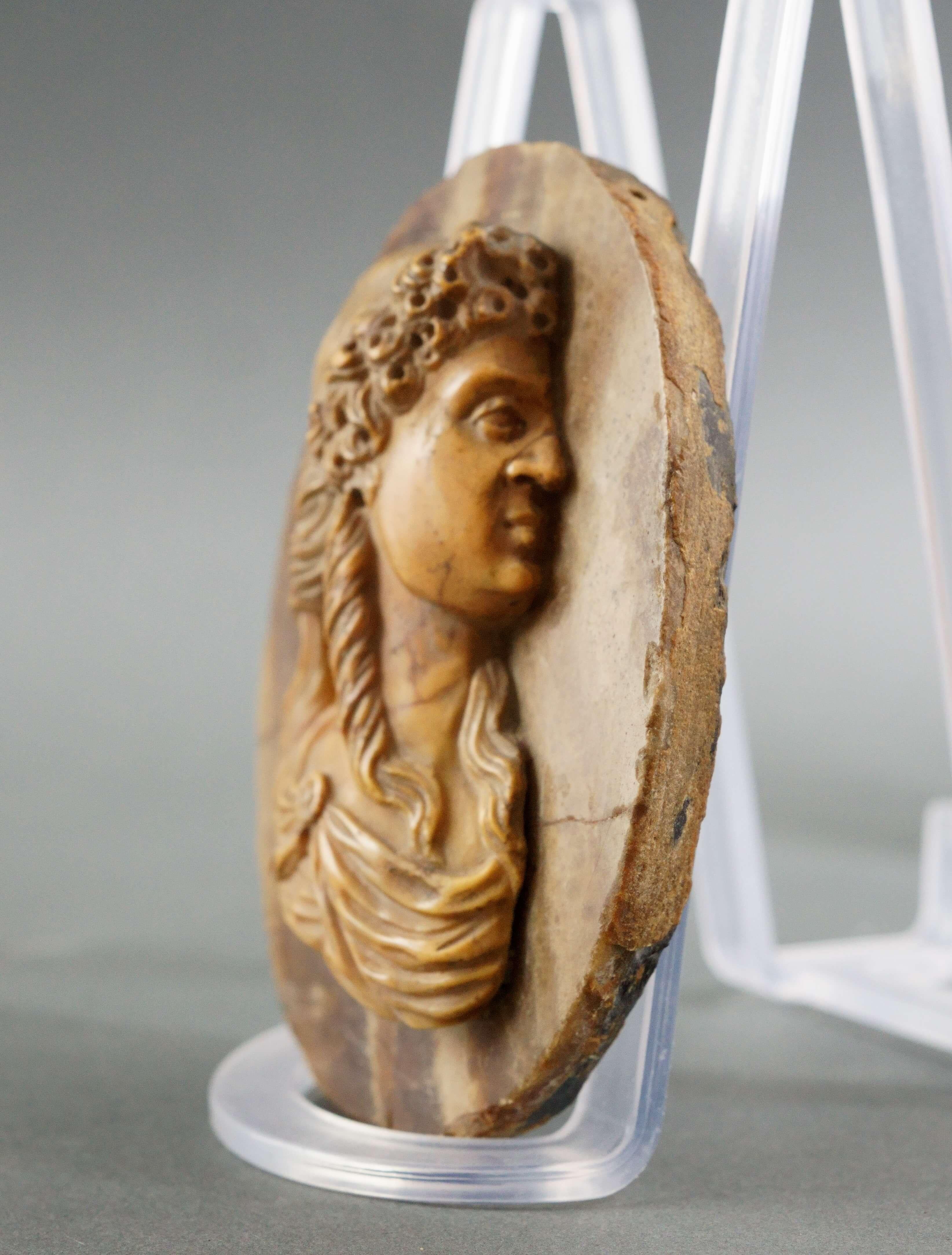 Paire d'anciens profils en marbre jaune d'impératrices romaines du 17e siècle - Baroque Sculpture par Unknown