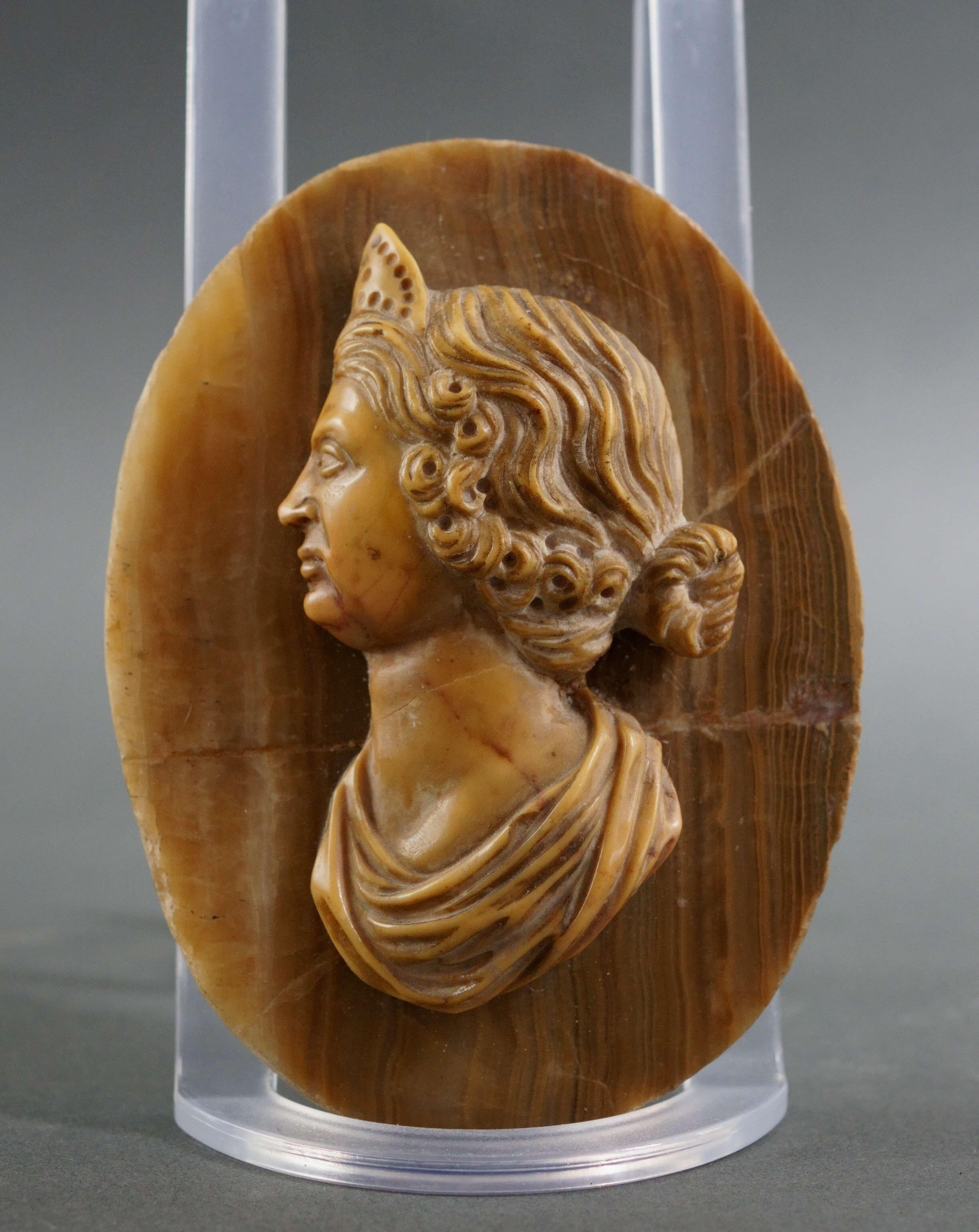 Paire de profils à médaillon du début du 17e siècle en marbre jaune antique et onyx

Paire de médaillons représentant Agrippine et Faustine, Rome, XVIIe siècle.

Rares et importants reliefs en marbre antique jaune veiné de Numidie appliqués sur