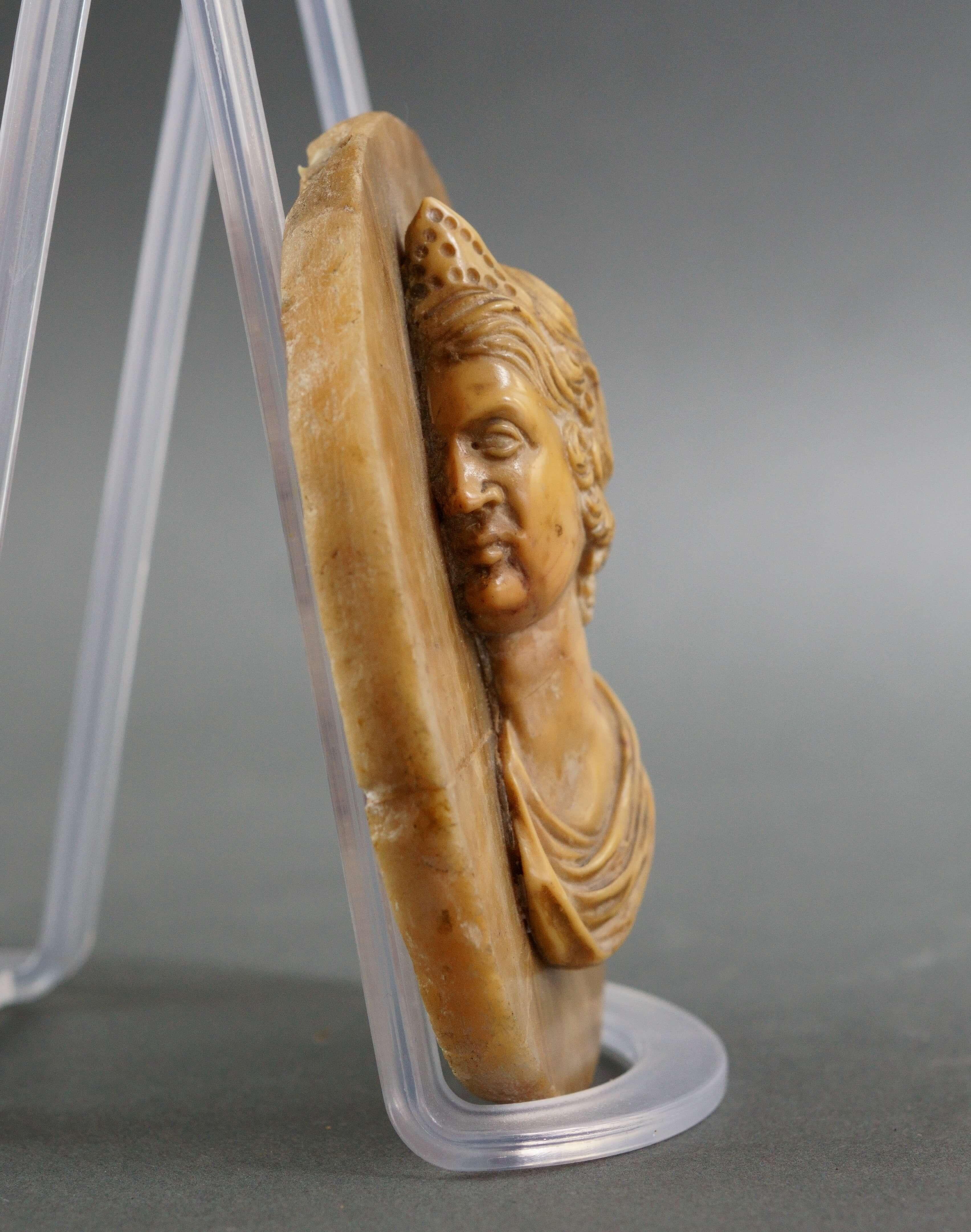 Paire d'anciens profils en marbre jaune d'impératrices romaines du 17e siècle en vente 1