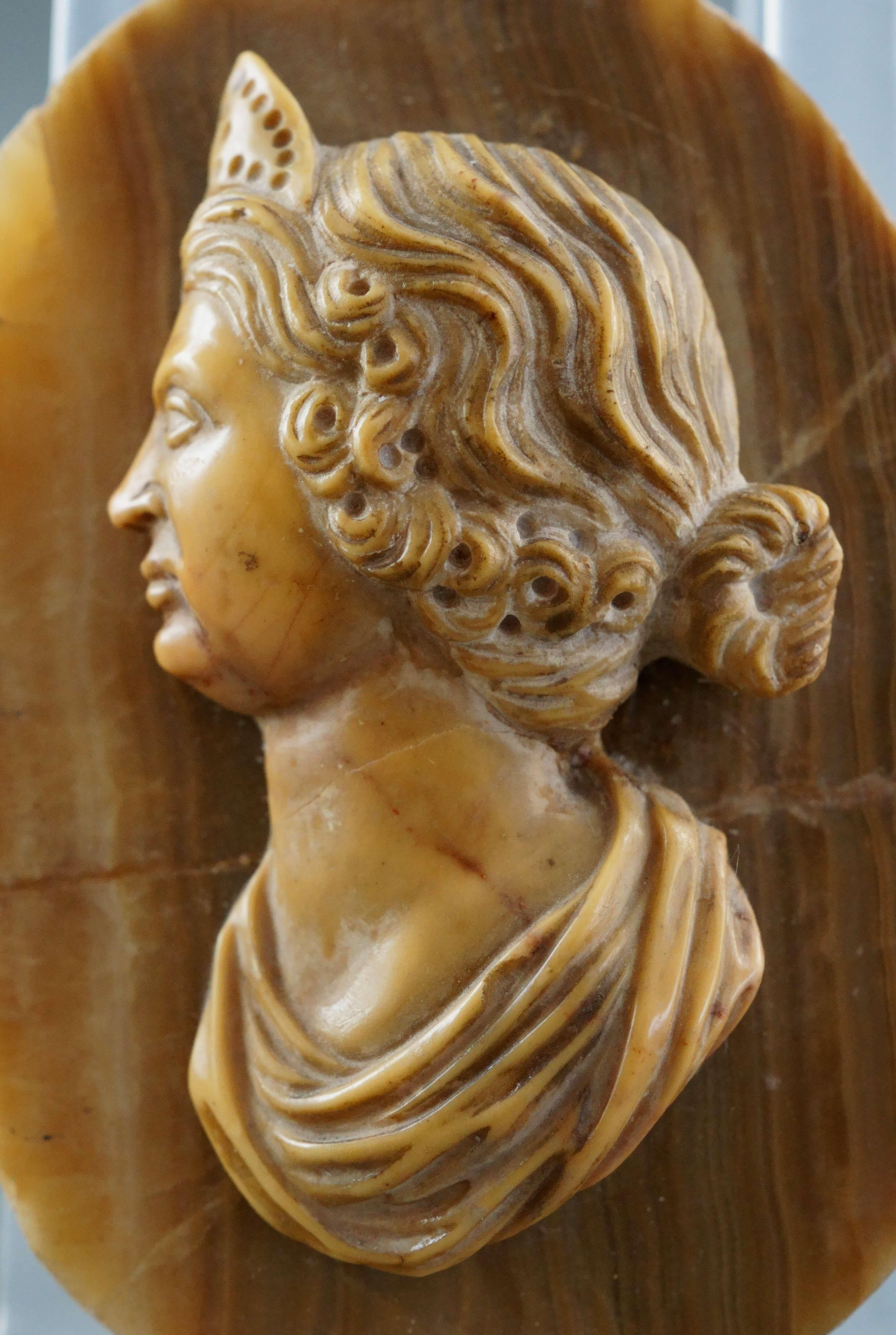 Paire d'anciens profils en marbre jaune d'impératrices romaines du 17e siècle en vente 2